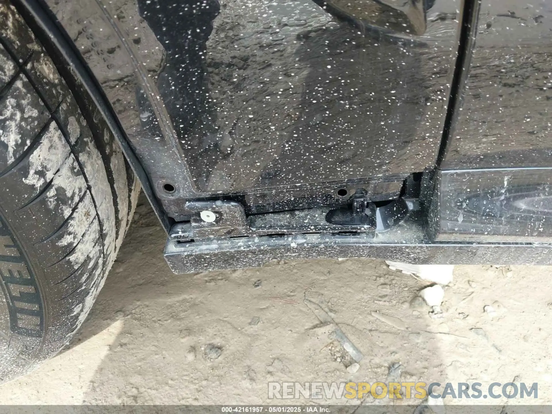 18 Photograph of a damaged car 5YM23EC03S9Y39493 BMW X4 M 2025