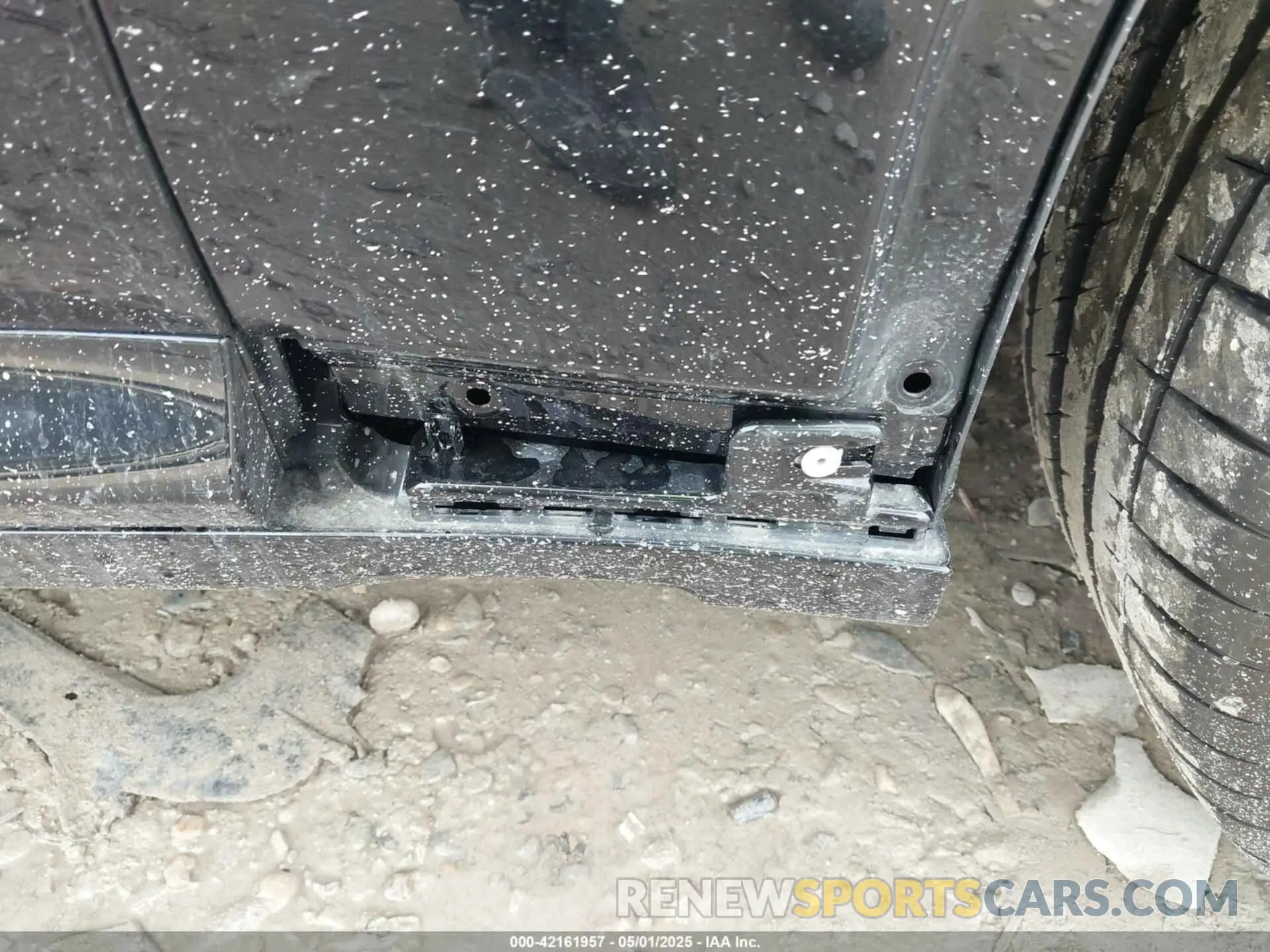 19 Photograph of a damaged car 5YM23EC03S9Y39493 BMW X4 M 2025