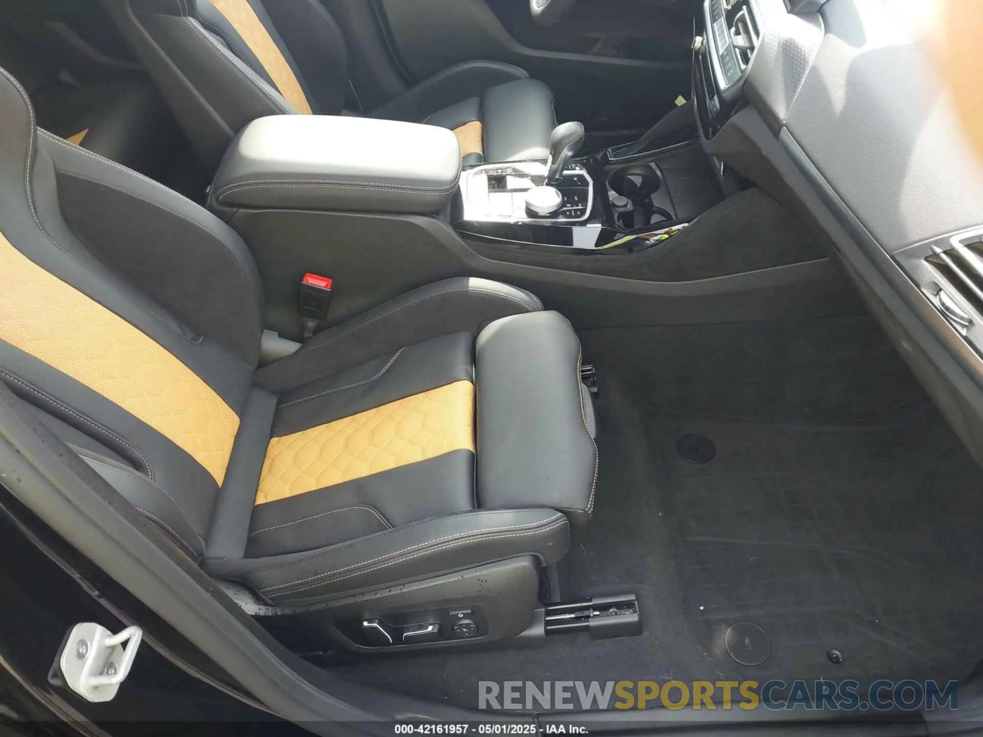 8 Photograph of a damaged car 5YM23EC03S9Y39493 BMW X4 M 2025