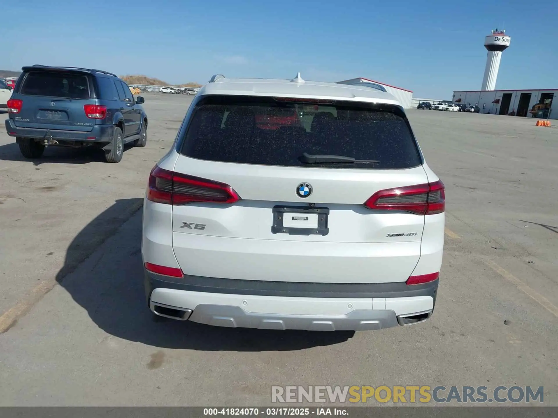 17 Photograph of a damaged car 5UXCR6C50KLL08346 BMW X5 2019