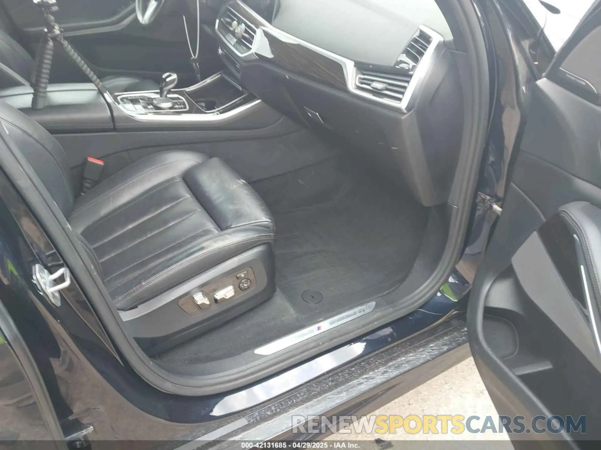 5 Photograph of a damaged car 5UXCR6C51KLL22840 BMW X5 2019