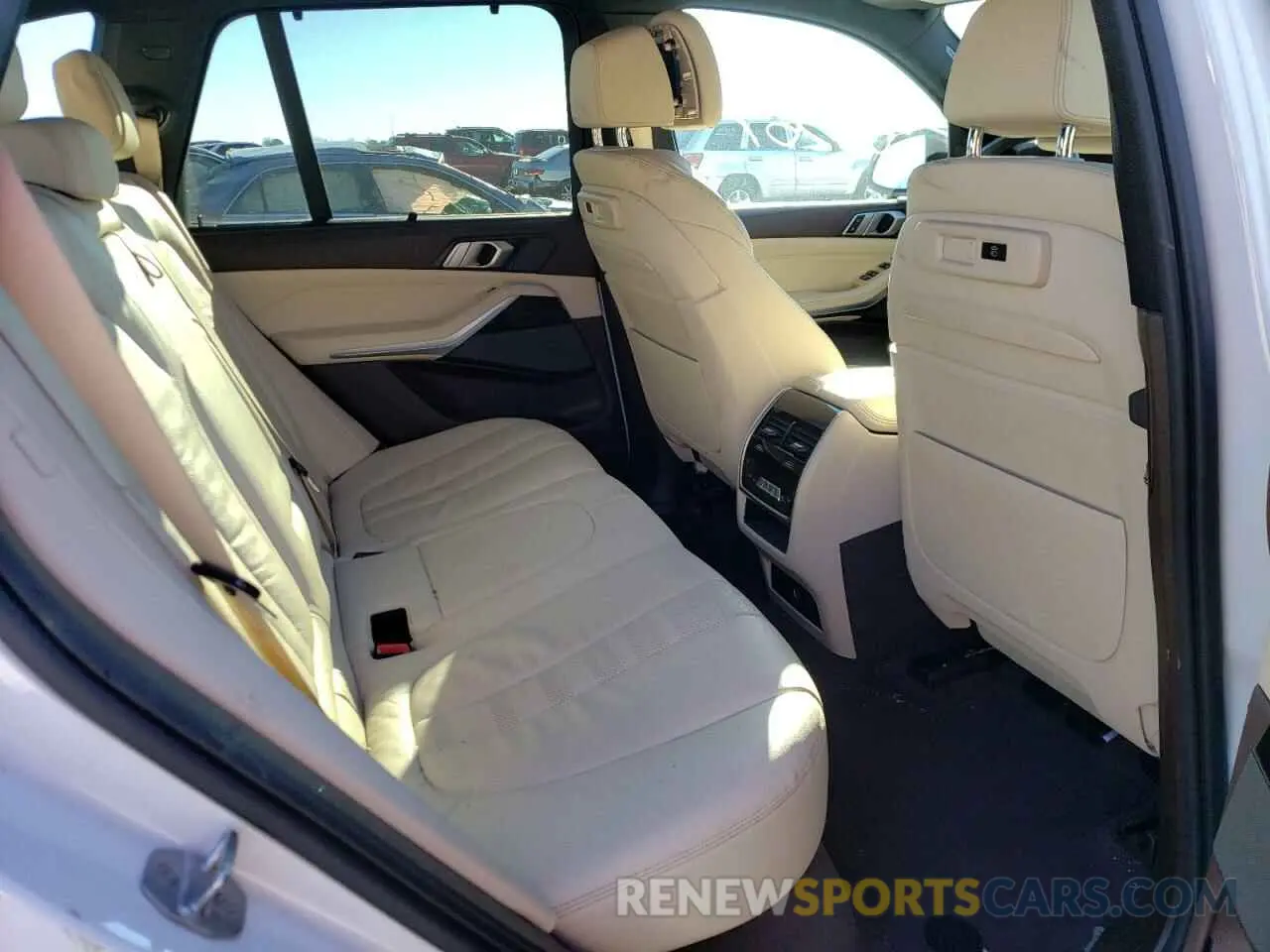 6 Photograph of a damaged car 5UXCR6C53KLL13105 BMW X5 2019