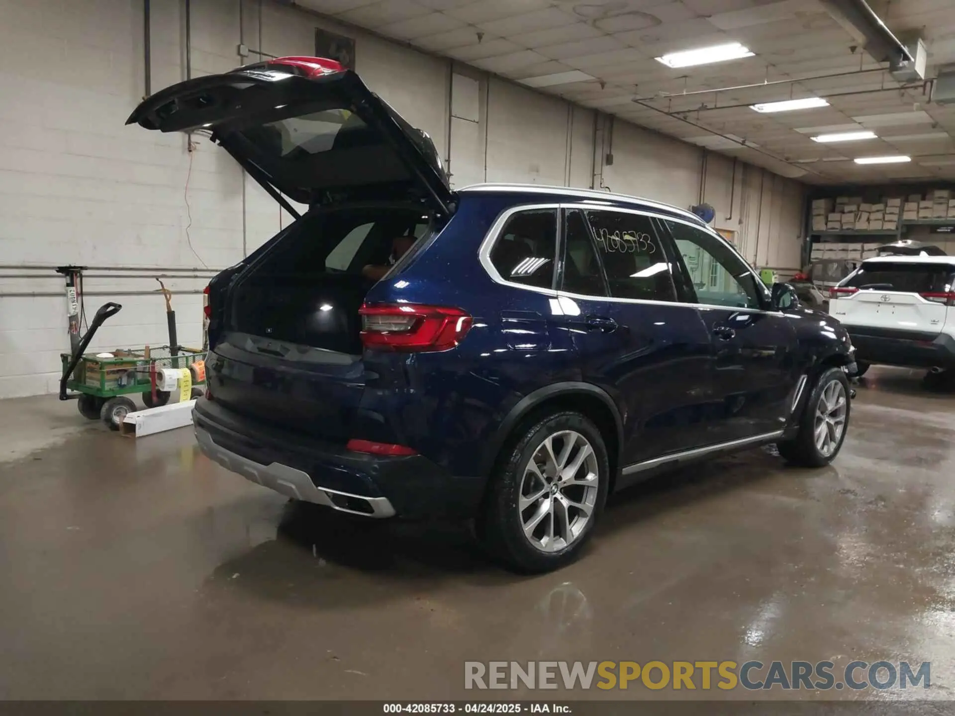 4 Photograph of a damaged car 5UXCR6C54KLL37672 BMW X5 2019