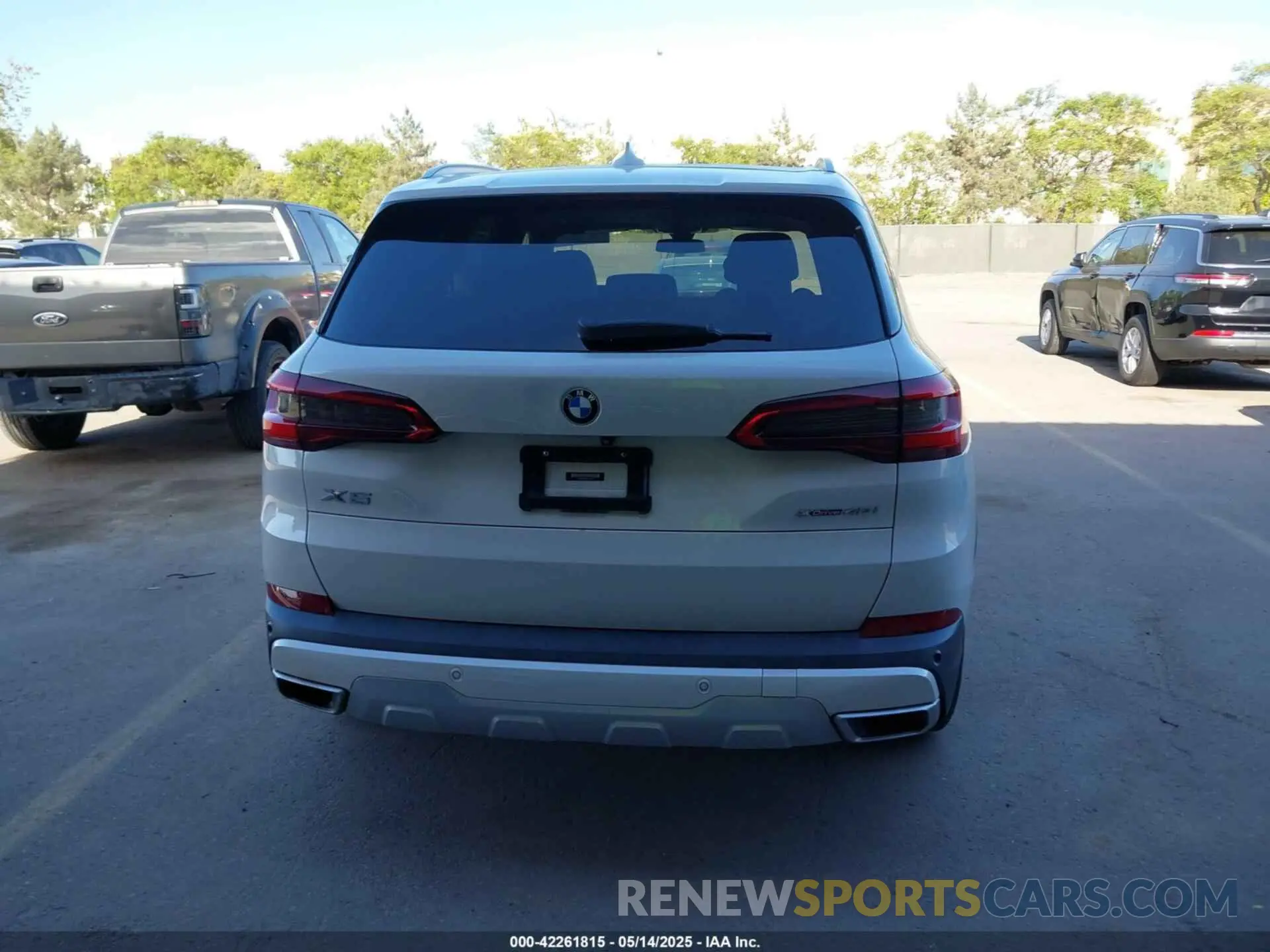 17 Photograph of a damaged car 5UXCR6C56KLL40041 BMW X5 2019