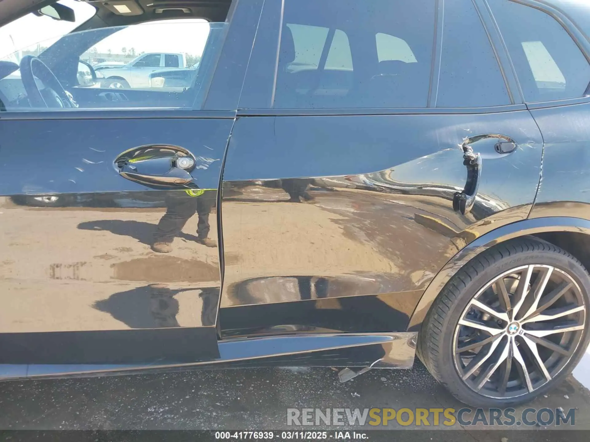 18 Photograph of a damaged car 5UXCR6C5XKLK79812 BMW X5 2019