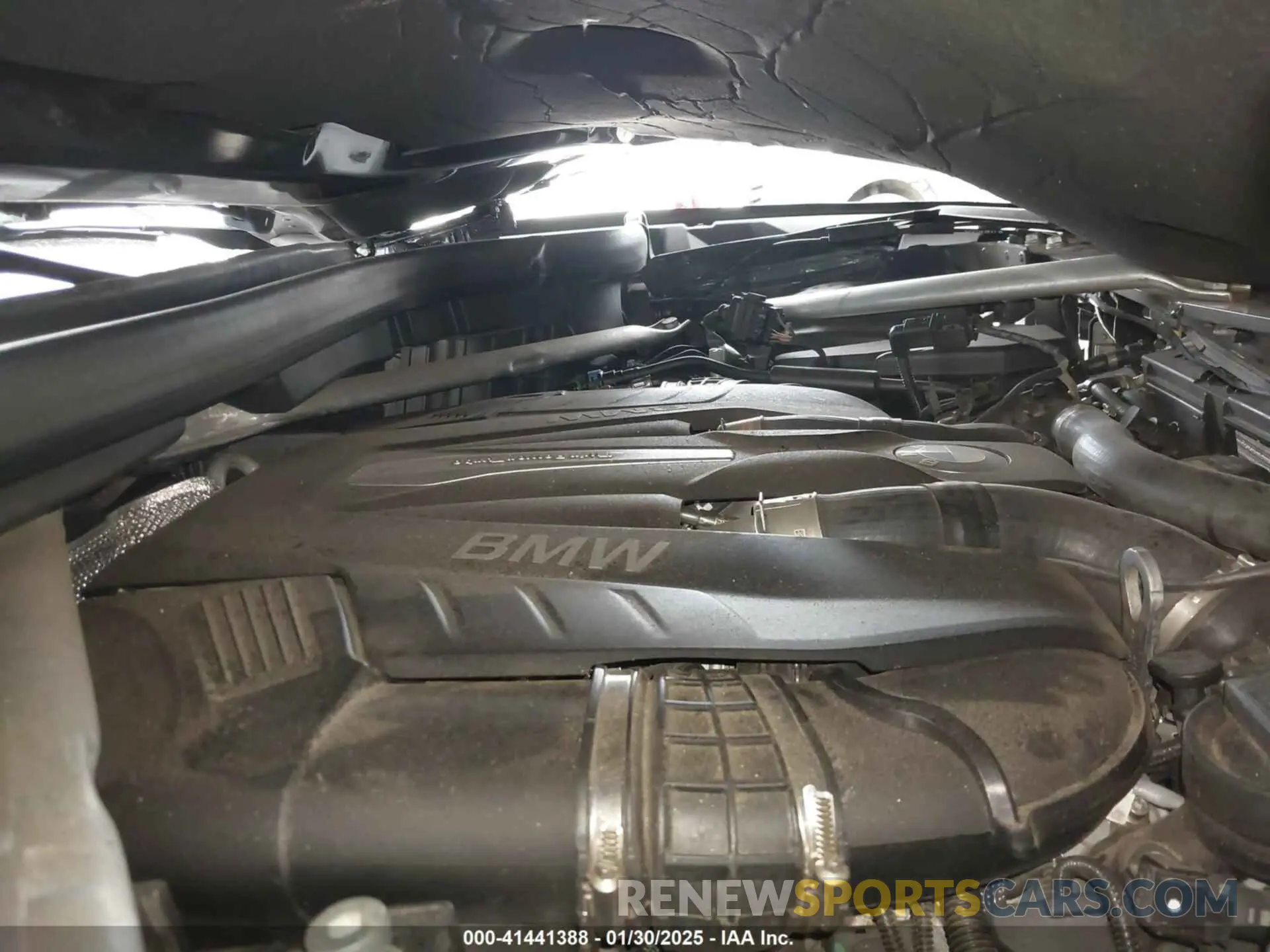 10 Photograph of a damaged car 5UXJU2C50KLN67224 BMW X5 2019