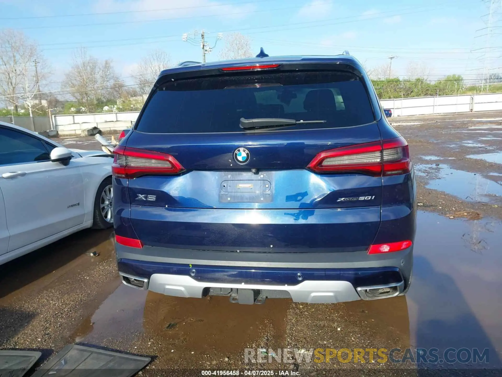 17 Photograph of a damaged car 5UXJU2C50KLN67353 BMW X5 2019