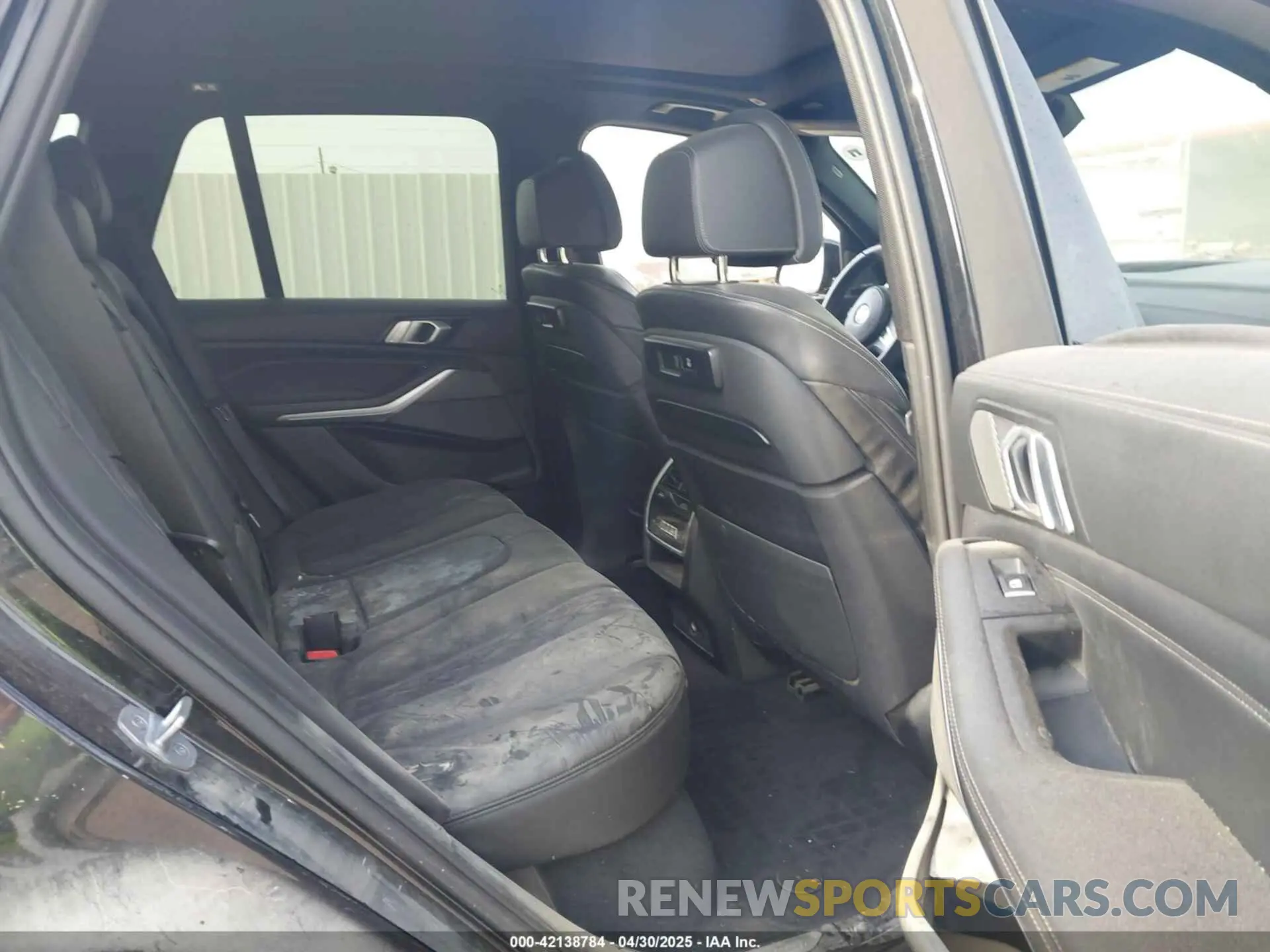 8 Photograph of a damaged car 5UXJU2C54KLN65122 BMW X5 2019