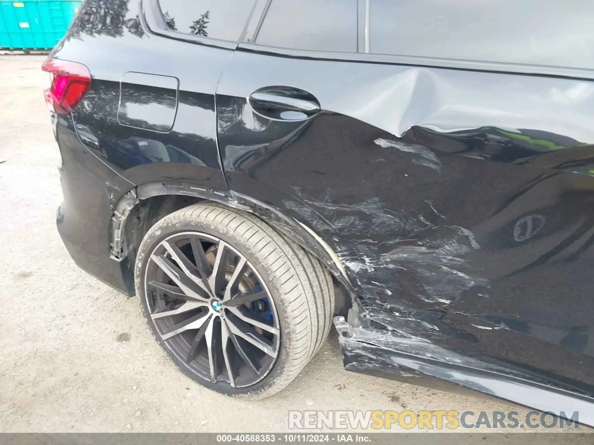 17 Photograph of a damaged car 5UXJU2C56KLN64649 BMW X5 2019