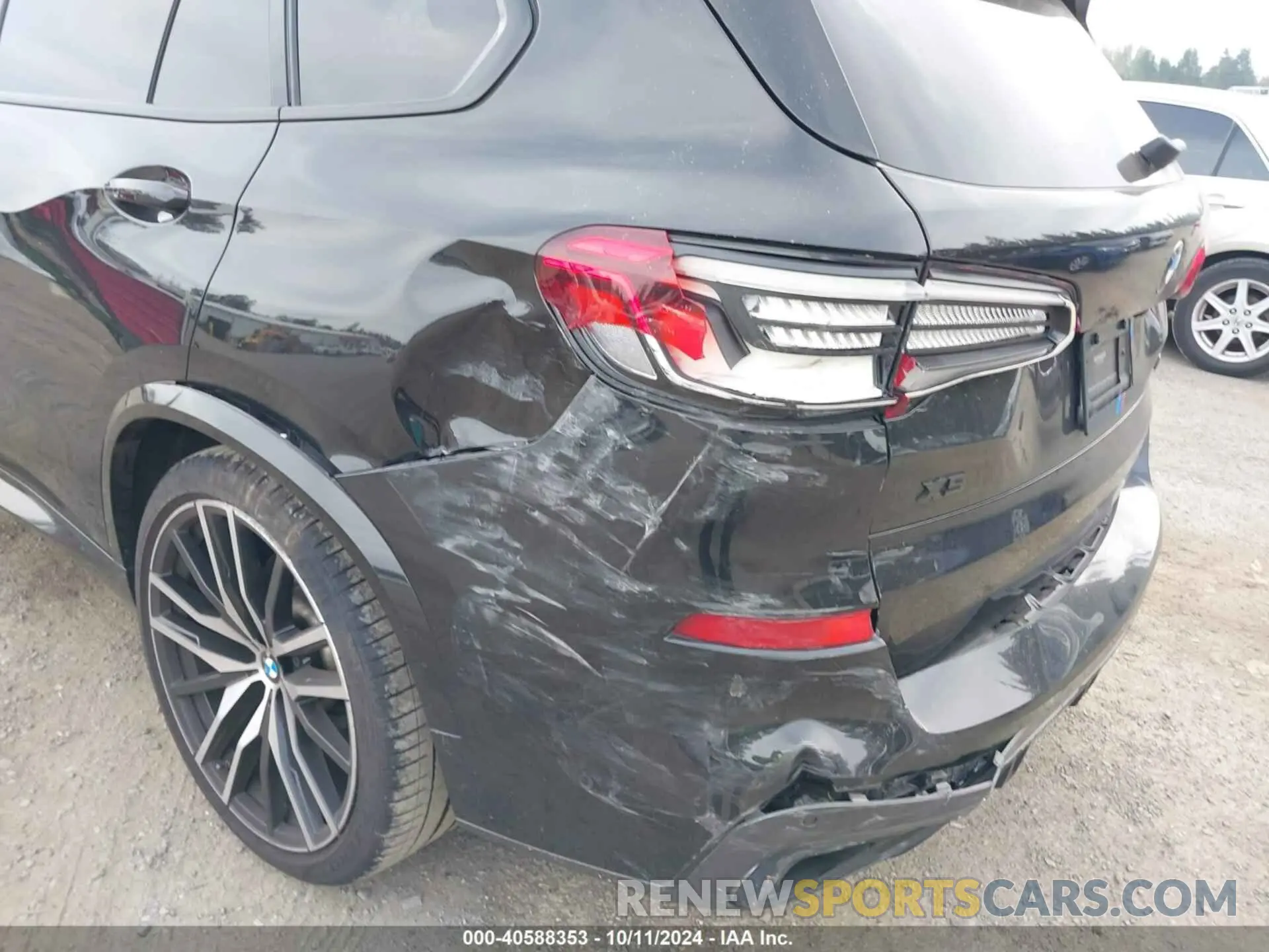 18 Photograph of a damaged car 5UXJU2C56KLN64649 BMW X5 2019