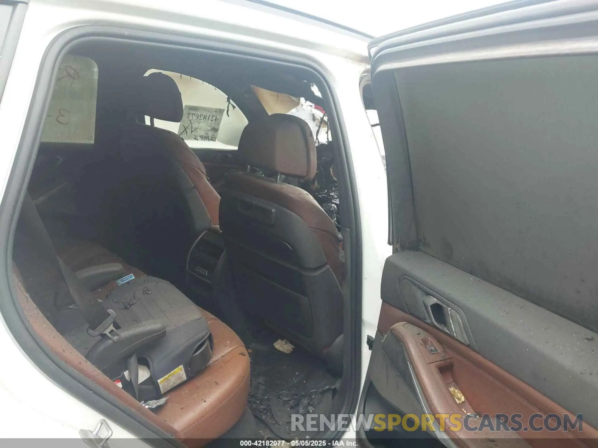 14 Photograph of a damaged car 5UXJU2C5XKLN64637 BMW X5 2019