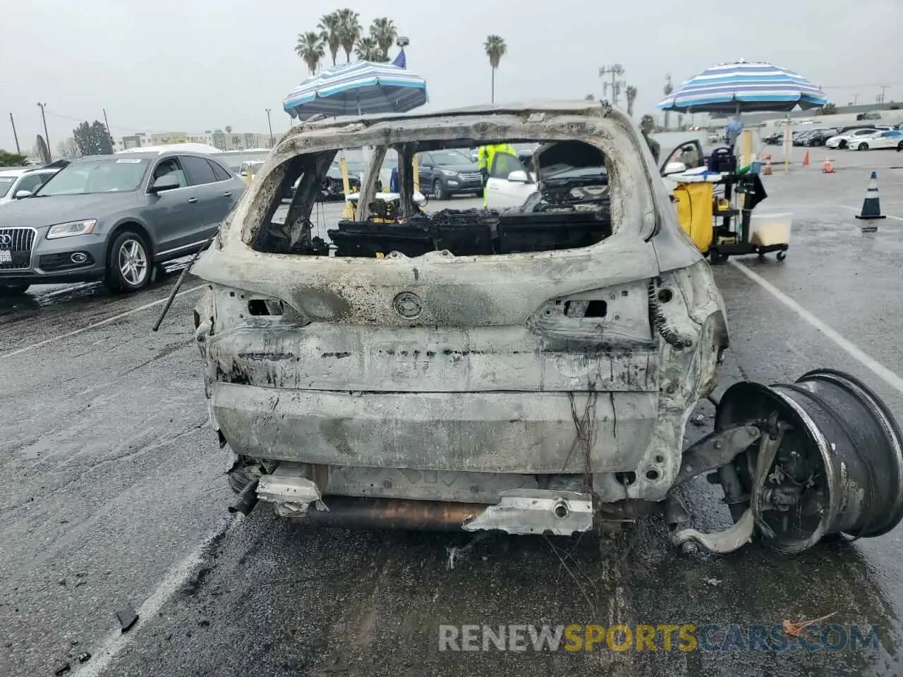 6 Photograph of a damaged car 5UXCR4C01L9D46906 BMW X5 2020