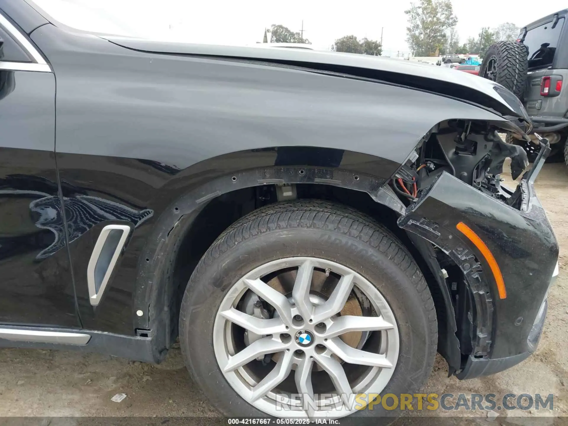 19 Photograph of a damaged car 5UXCR4C08L9C07517 BMW X5 2020