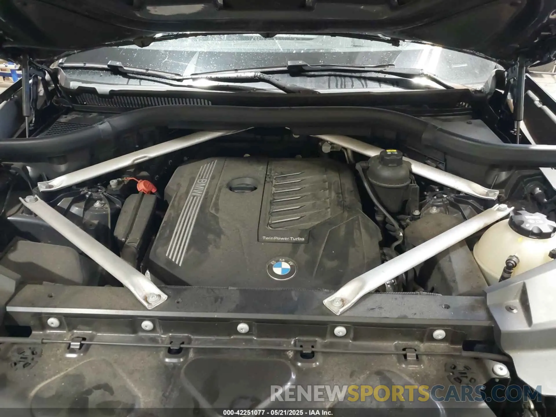 10 Photograph of a damaged car 5UXCR6C05L9B87142 BMW X5 2020