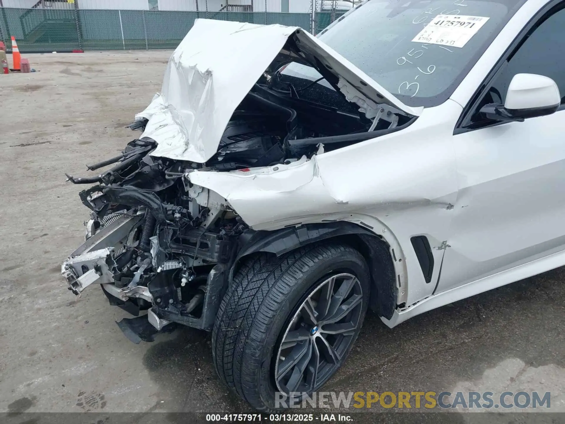 19 Photograph of a damaged car 5UXCR6C08L9D07645 BMW X5 2020