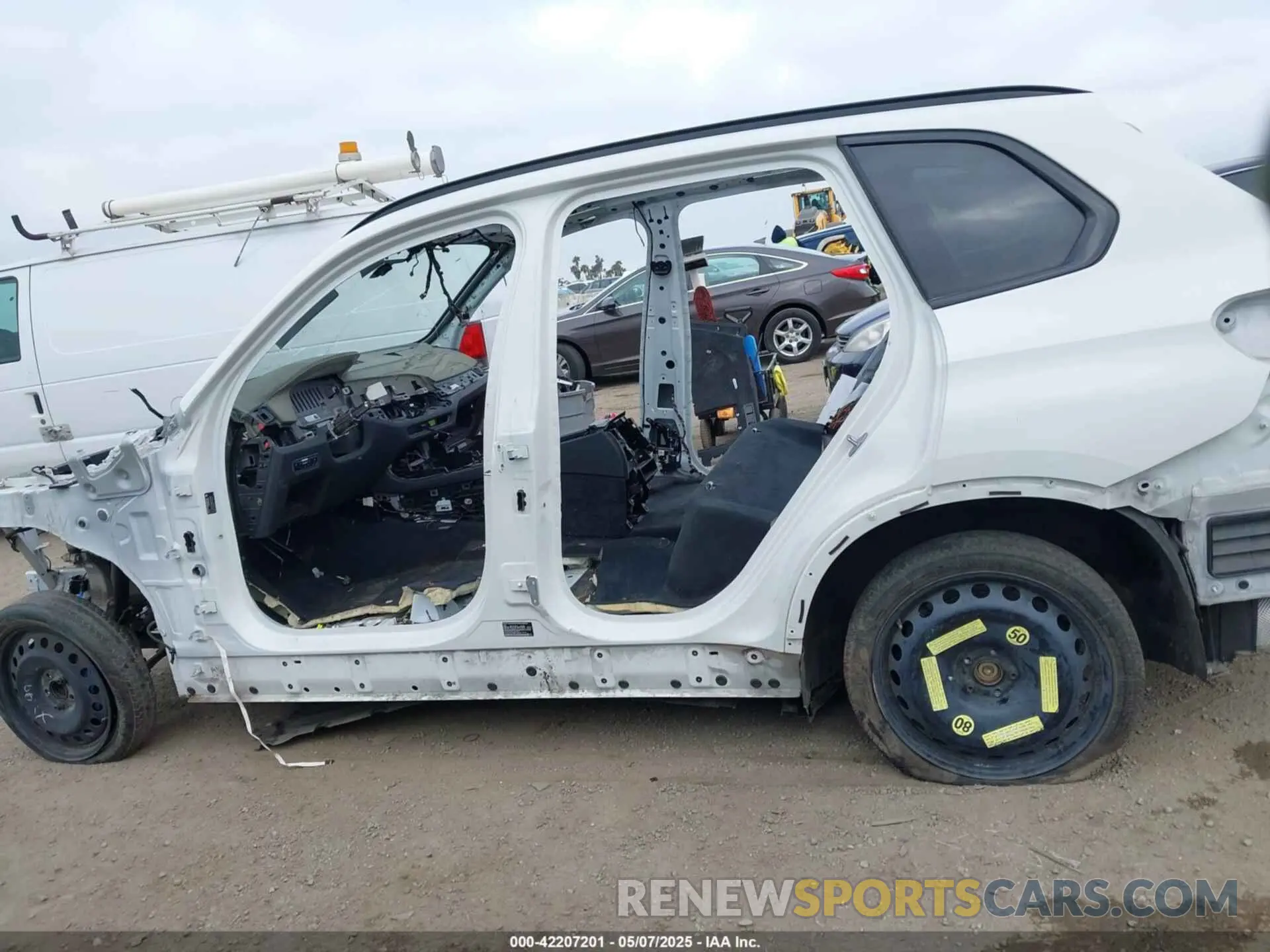 14 Photograph of a damaged car 5UXCR4C04M9E59279 BMW X5 2021
