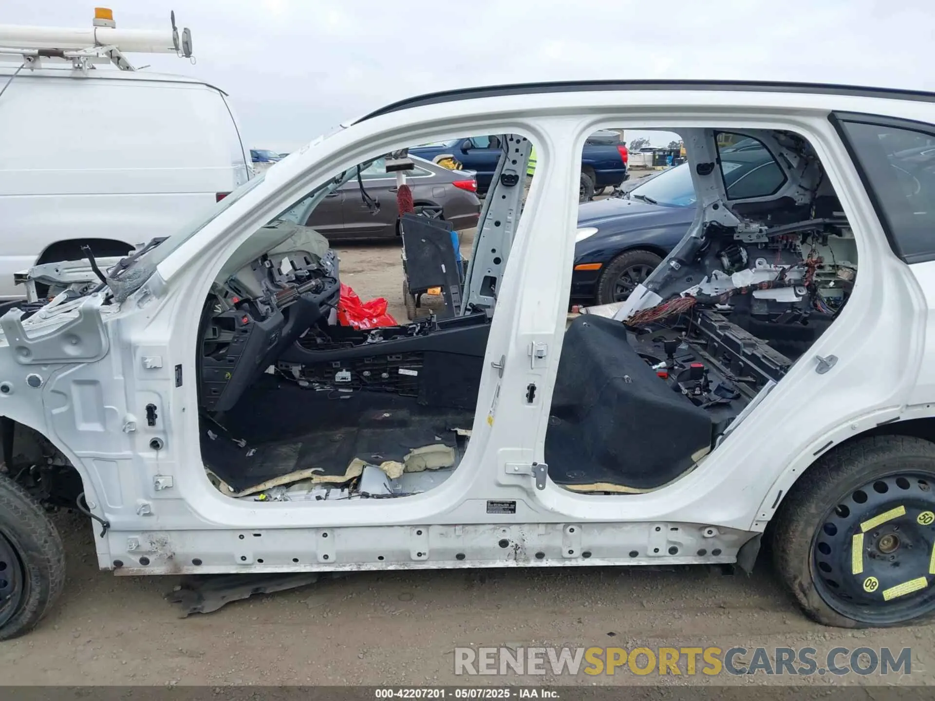 18 Photograph of a damaged car 5UXCR4C04M9E59279 BMW X5 2021