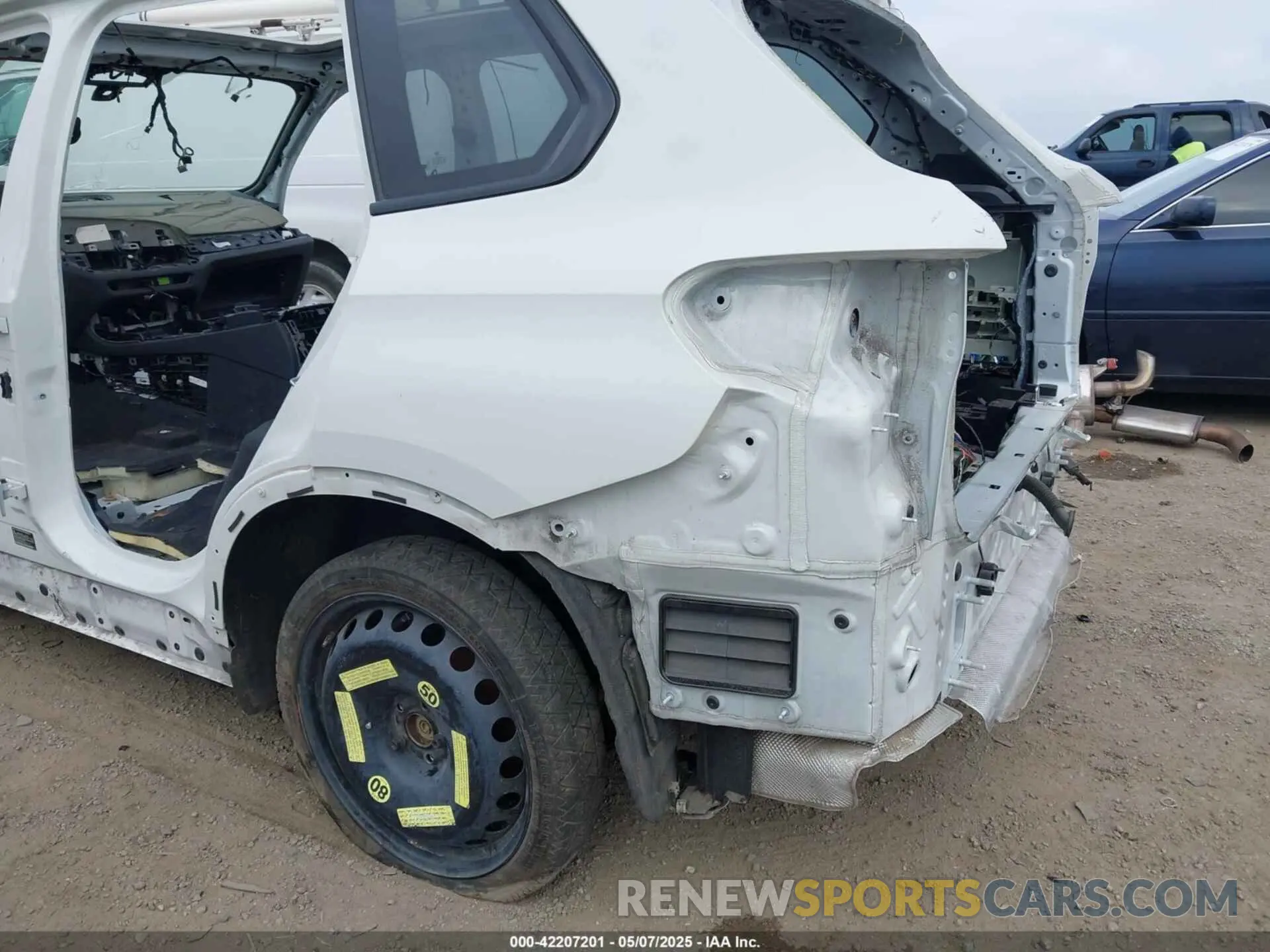 19 Photograph of a damaged car 5UXCR4C04M9E59279 BMW X5 2021