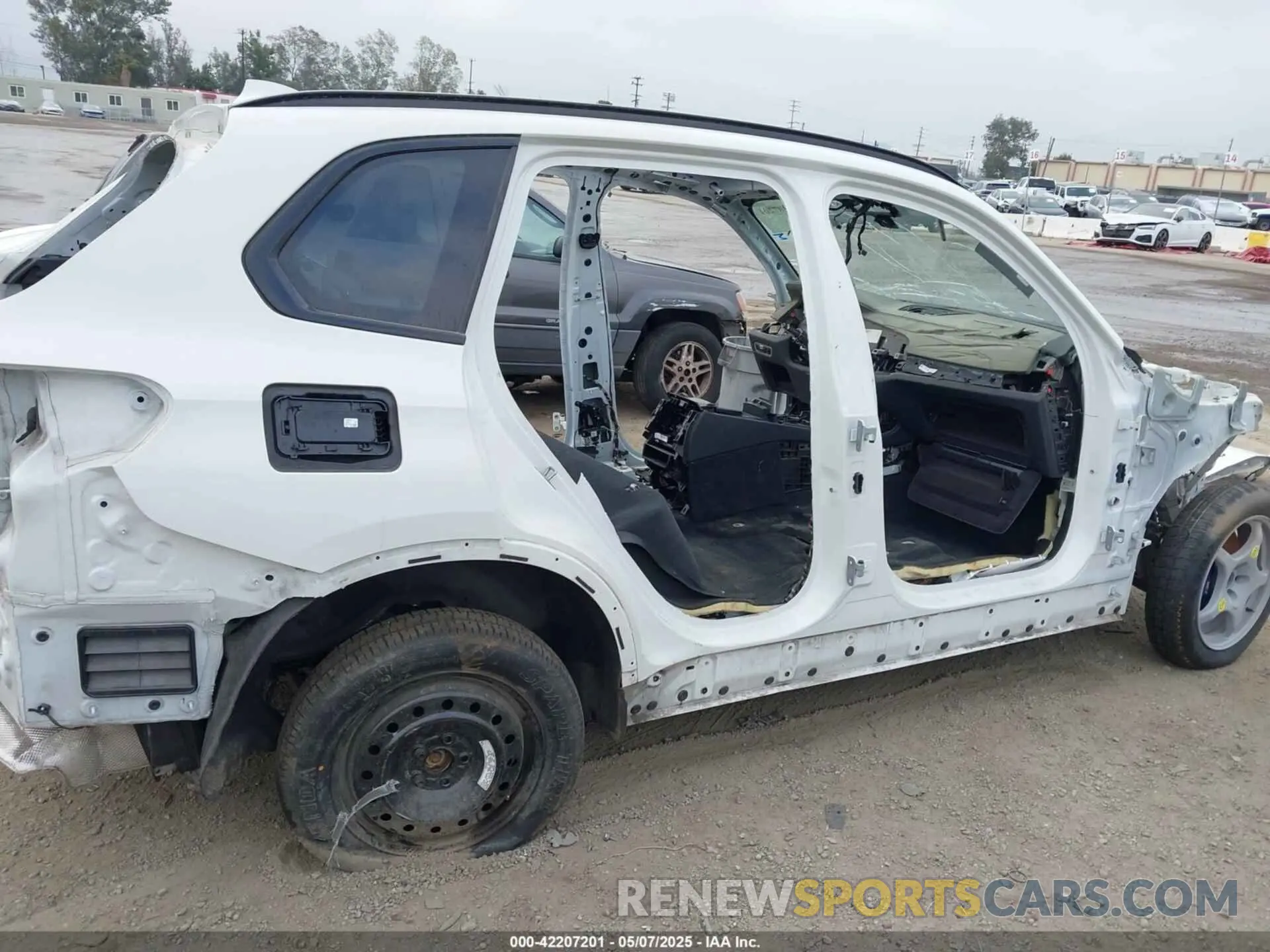 21 Photograph of a damaged car 5UXCR4C04M9E59279 BMW X5 2021