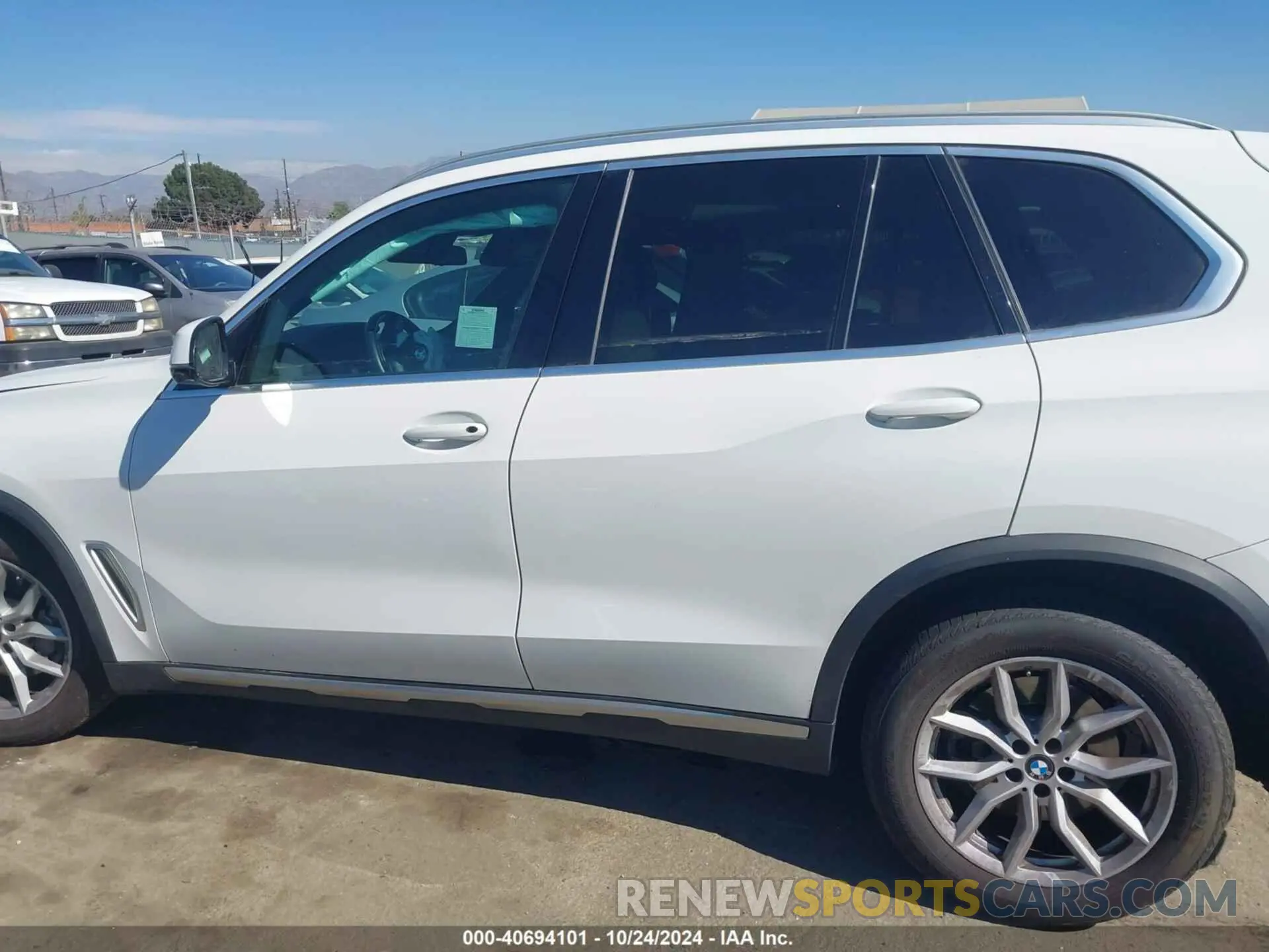 14 Photograph of a damaged car 5UXCR4C06M9H05572 BMW X5 2021