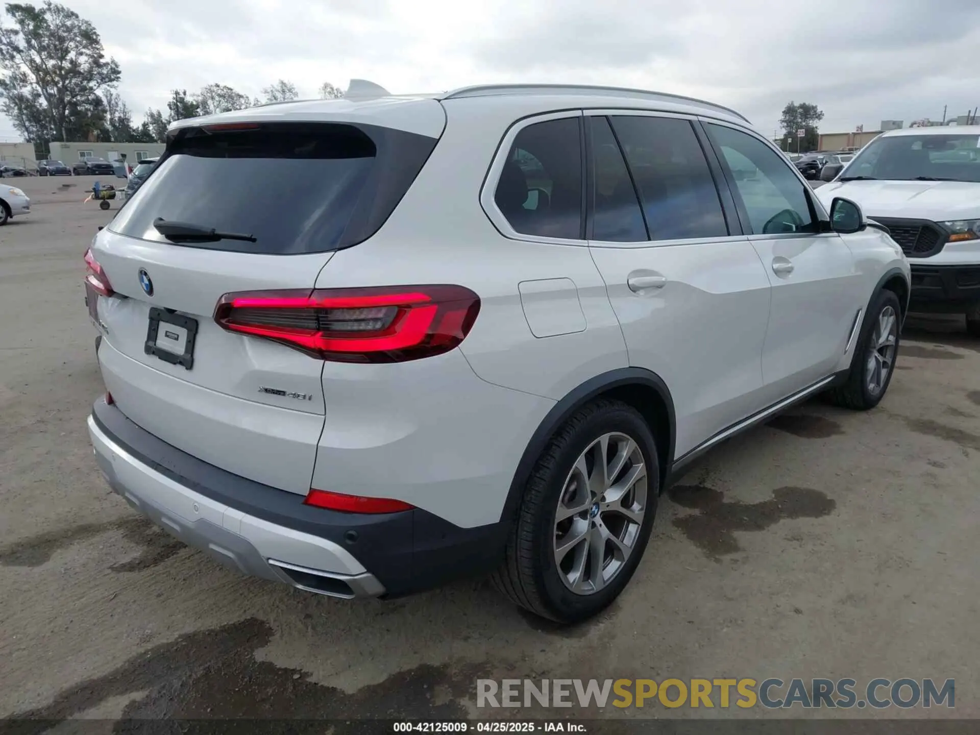4 Photograph of a damaged car 5UXCR6C03M9G36156 BMW X5 2021