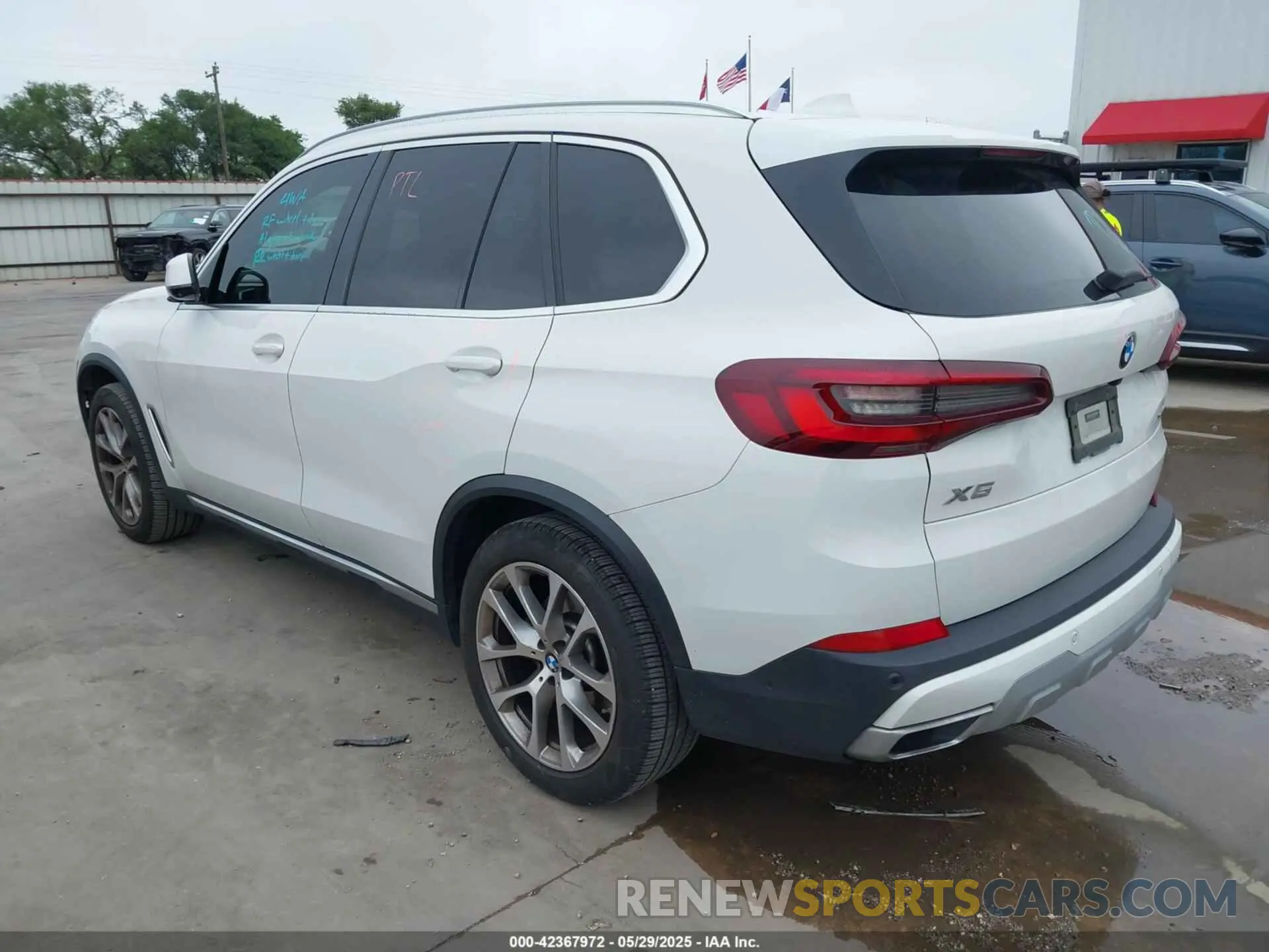 3 Photograph of a damaged car 5UXCR6C05M9G52245 BMW X5 2021