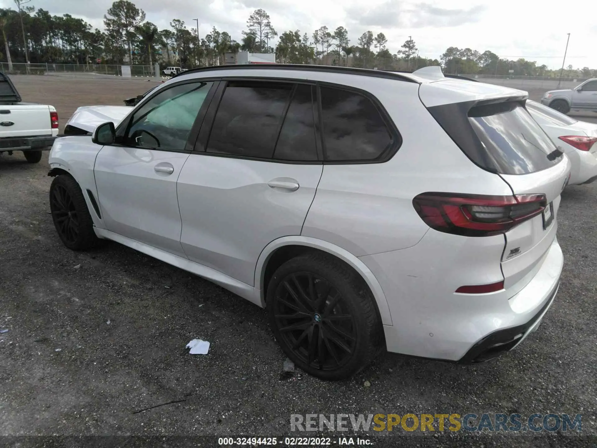 3 Photograph of a damaged car 5uxju4c06m9g48442 BMW X5 2021