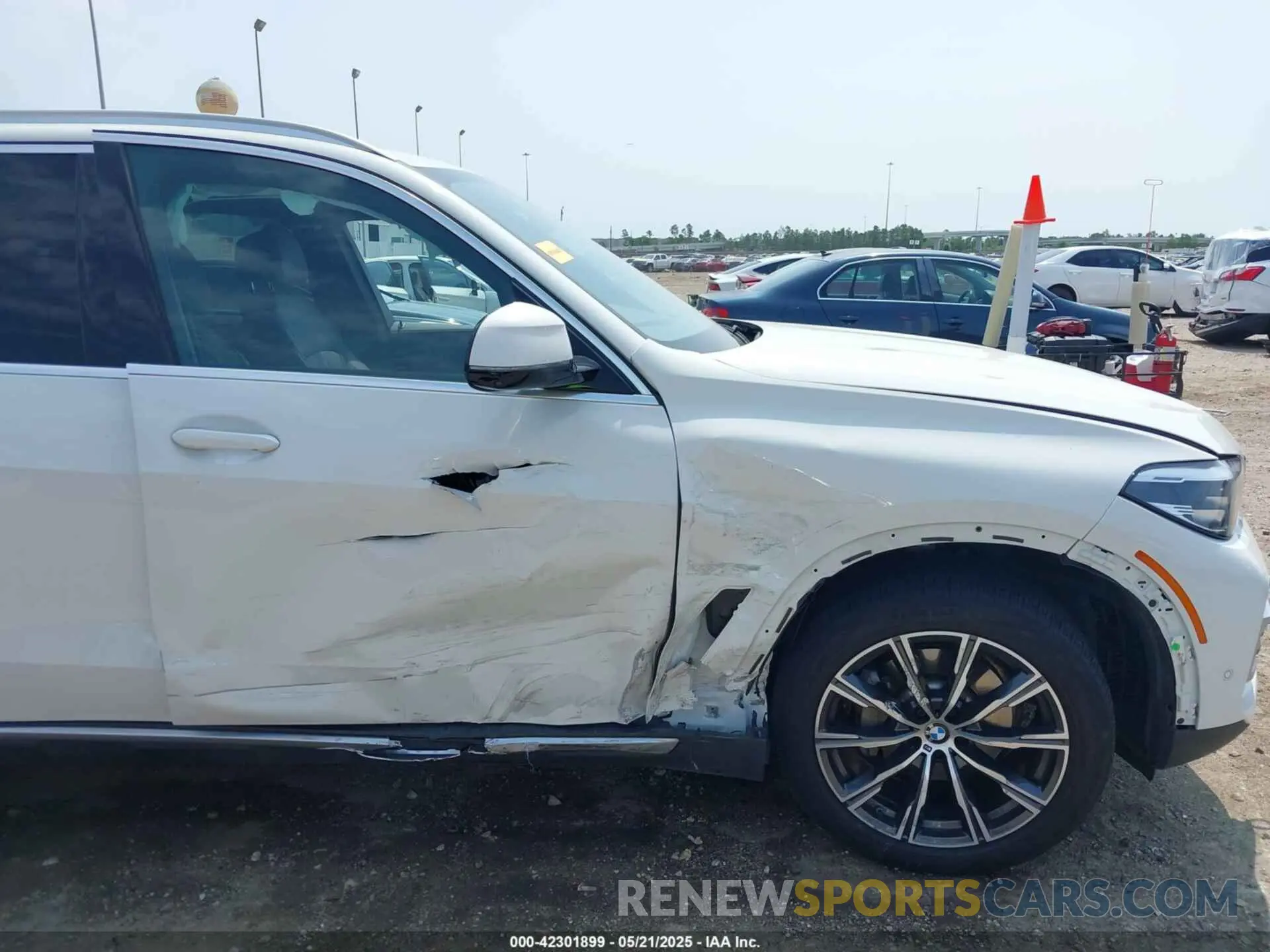 6 Photograph of a damaged car 5UXCR4C09N9N36386 BMW X5 2022