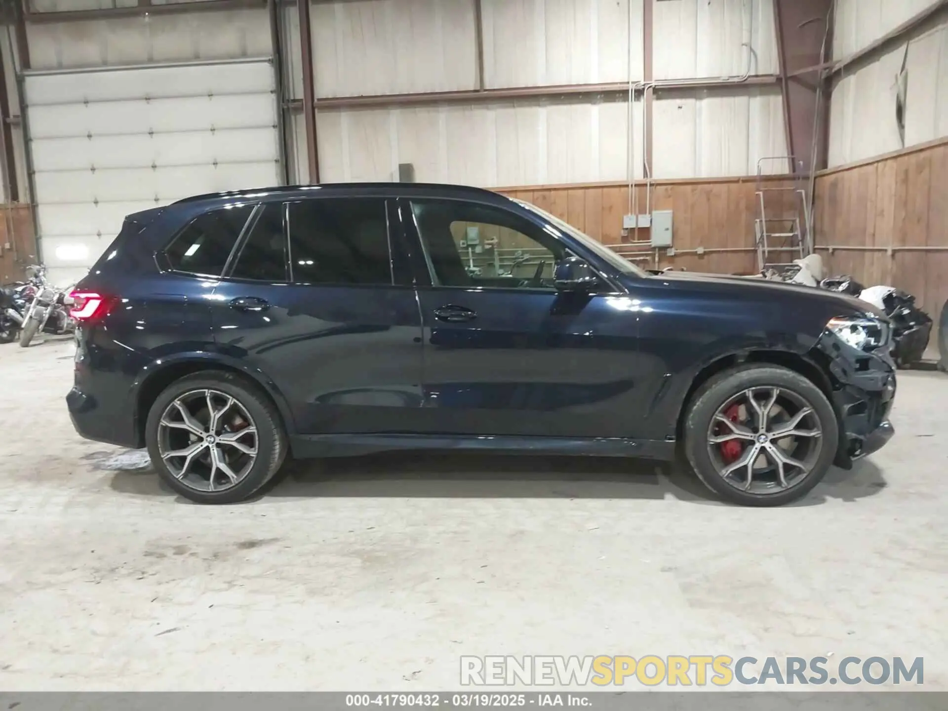 13 Photograph of a damaged car 5UXCR6C00N9M47589 BMW X5 2022