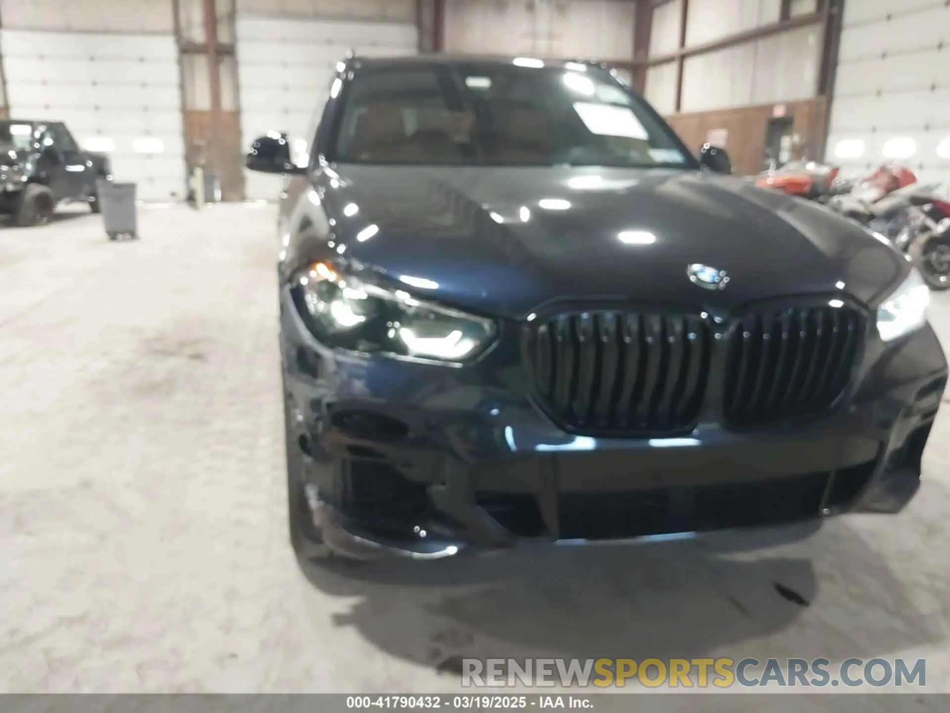 17 Photograph of a damaged car 5UXCR6C00N9M47589 BMW X5 2022
