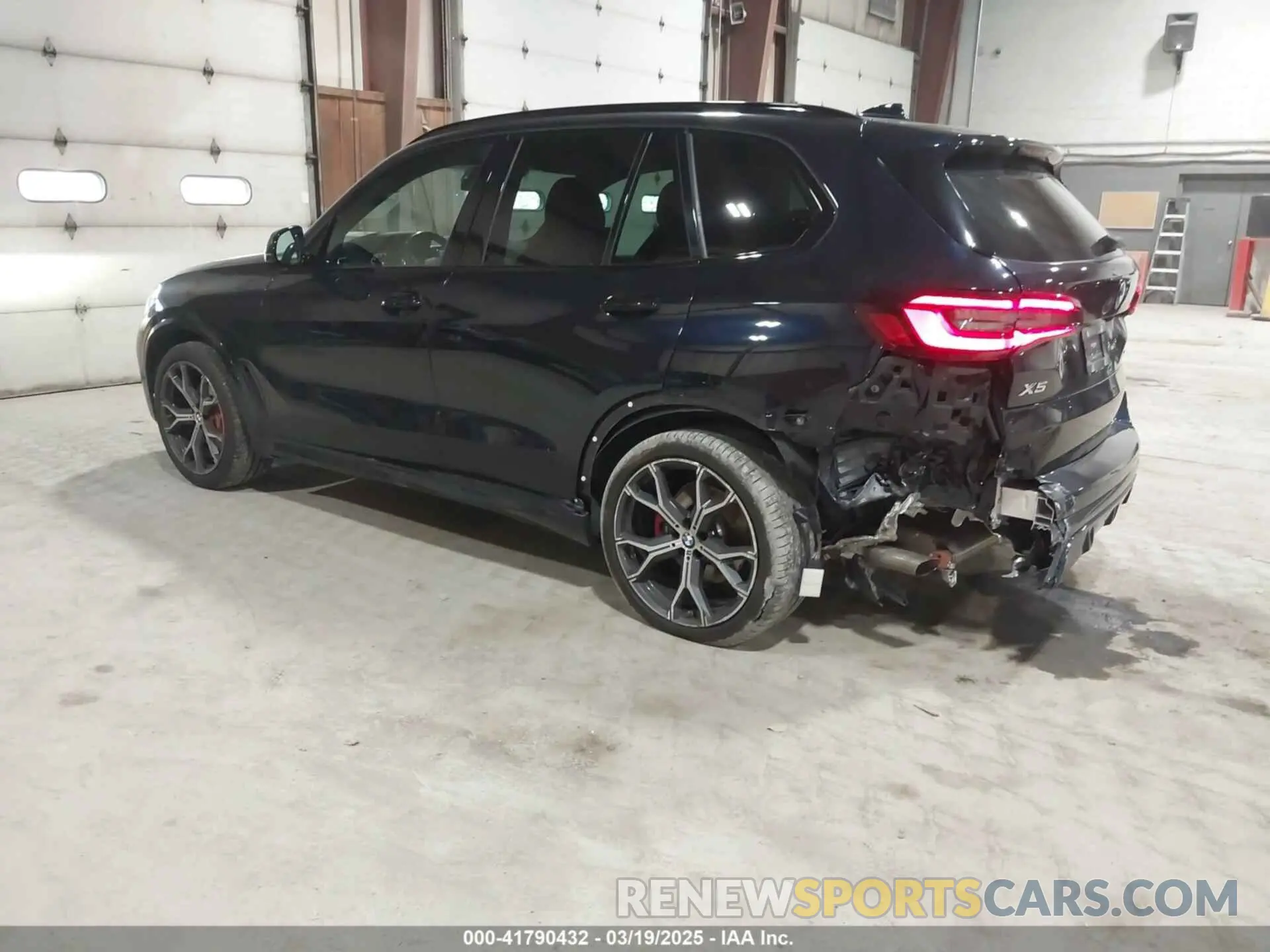 3 Photograph of a damaged car 5UXCR6C00N9M47589 BMW X5 2022