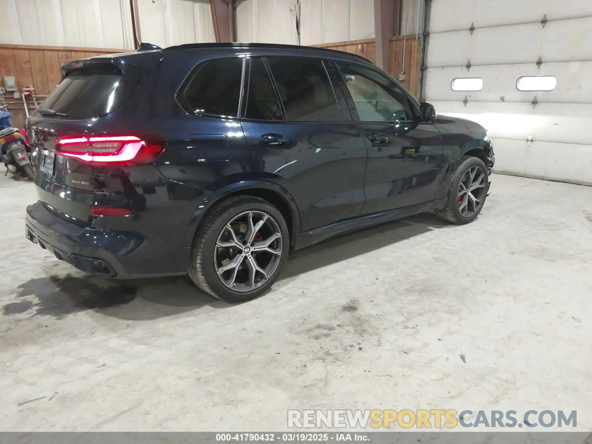 4 Photograph of a damaged car 5UXCR6C00N9M47589 BMW X5 2022