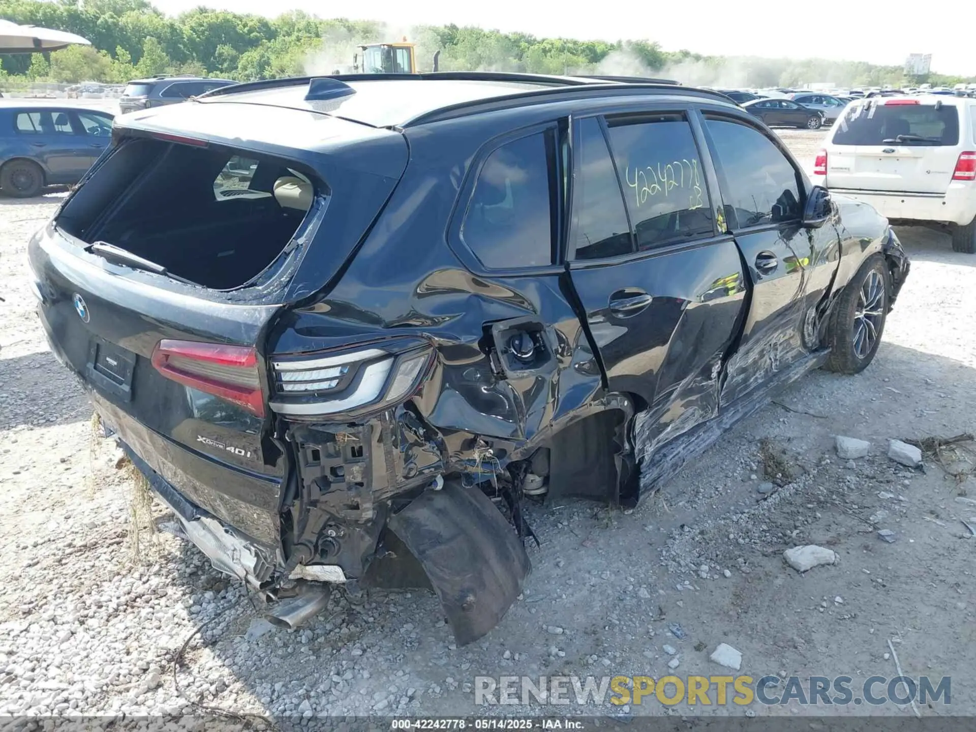 4 Photograph of a damaged car 5UXCR6C01N9K28396 BMW X5 2022