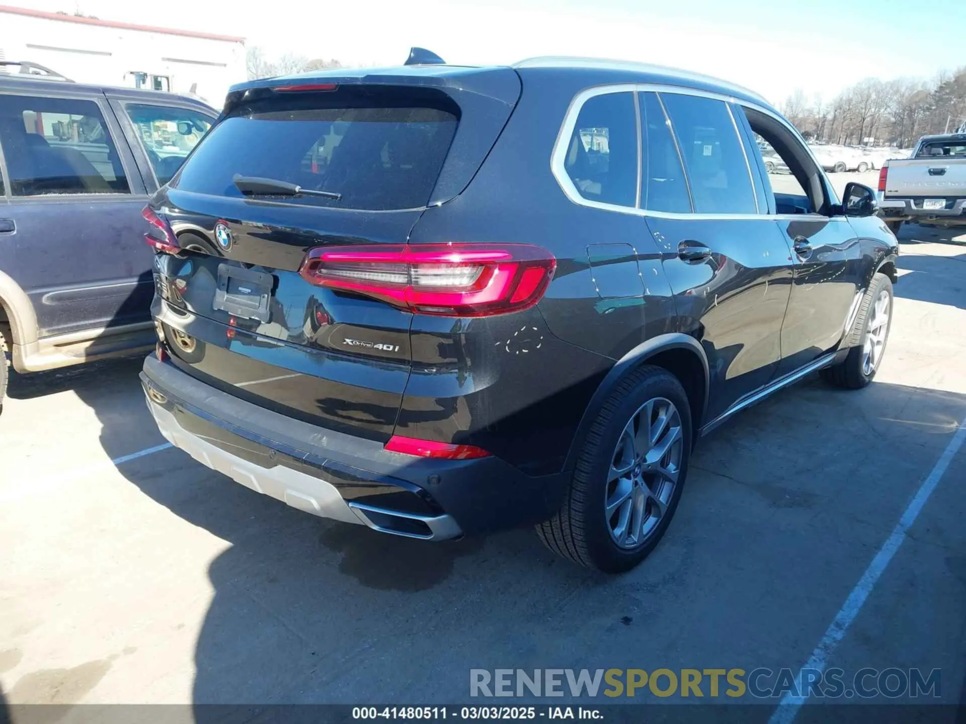 4 Photograph of a damaged car 5UXCR6C02N9K38886 BMW X5 2022