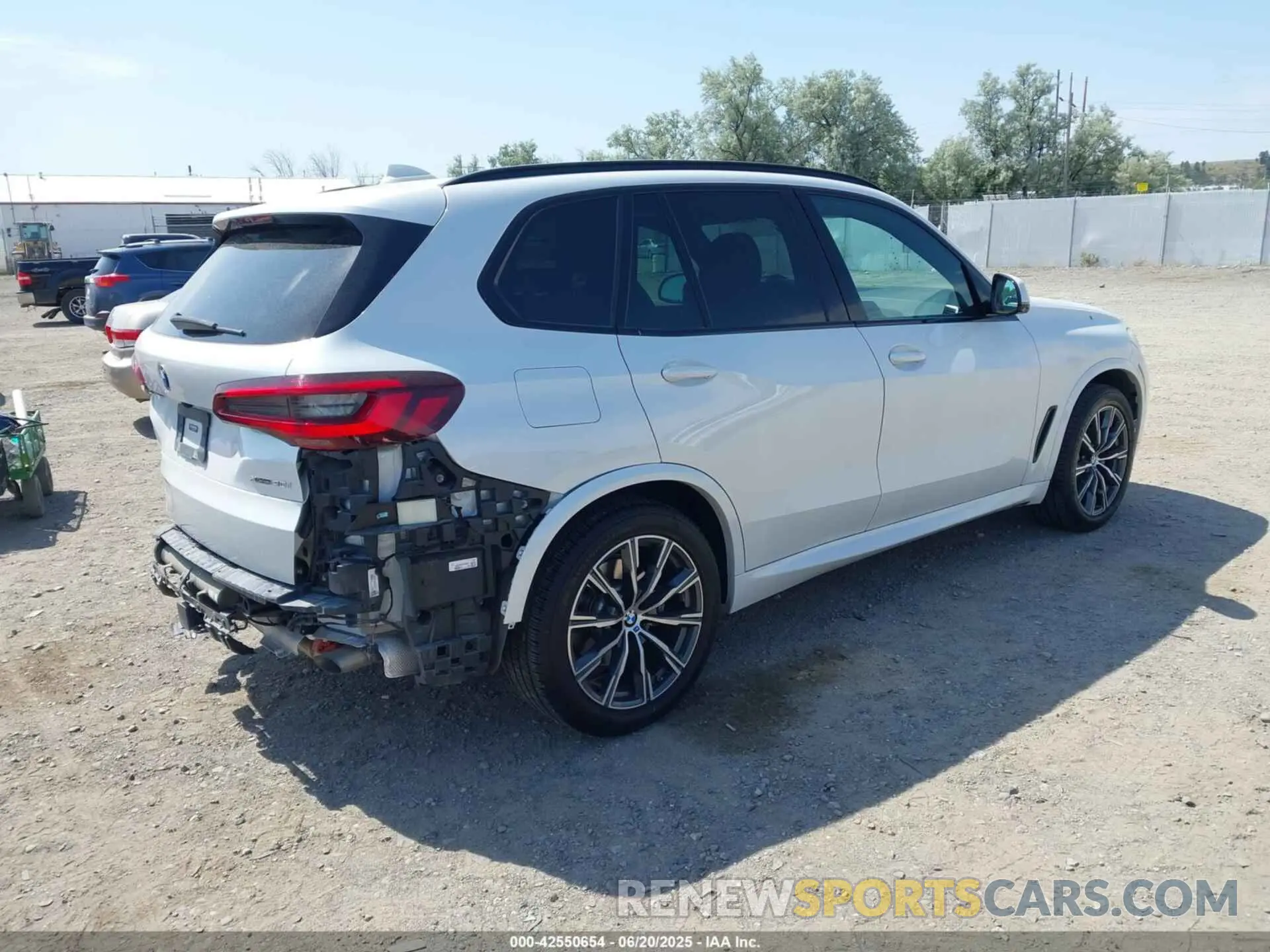 4 Photograph of a damaged car 5UXCR6C02N9M75152 BMW X5 2022