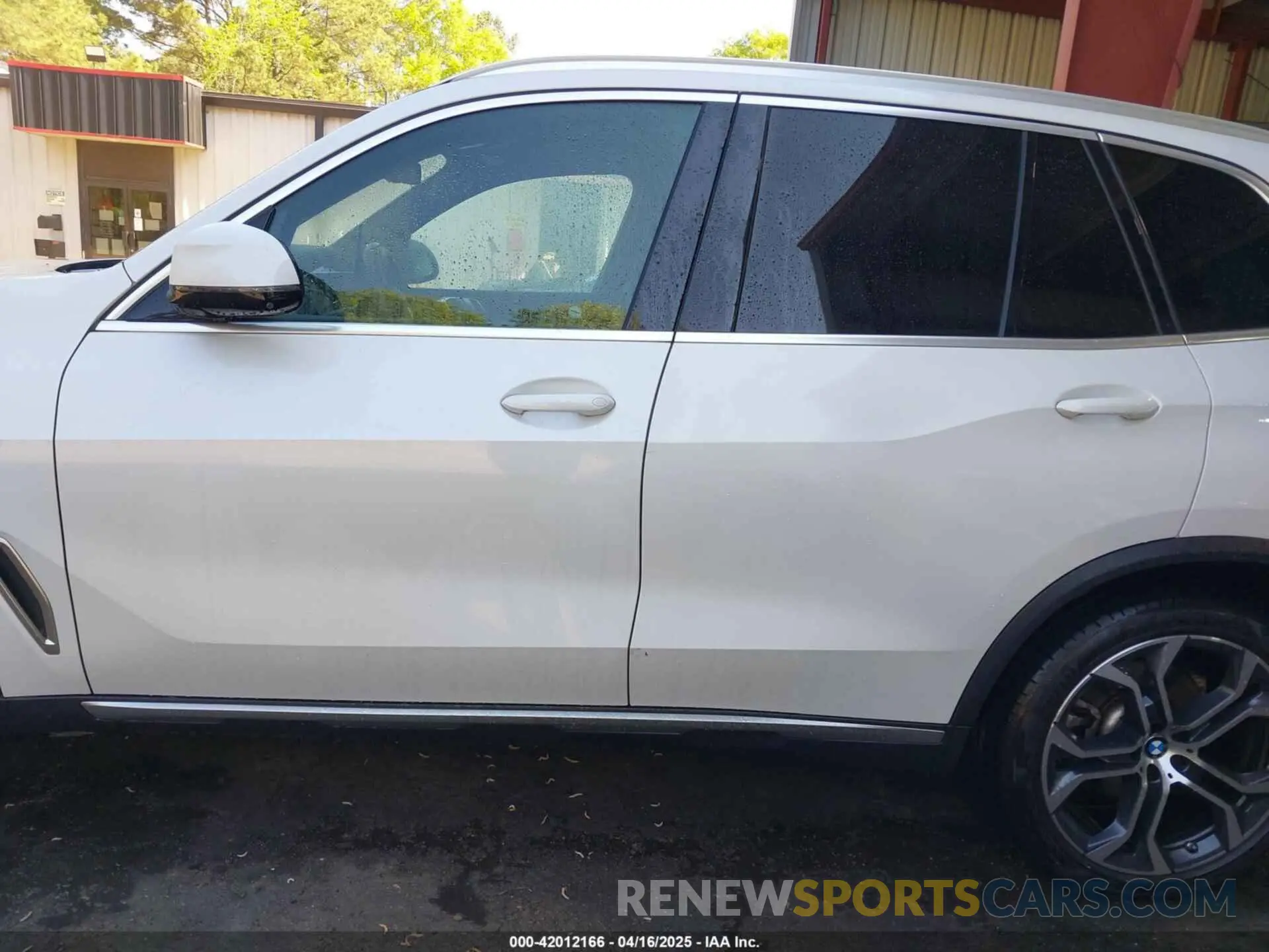 14 Photograph of a damaged car 5UXCR6C03N9L92409 BMW X5 2022