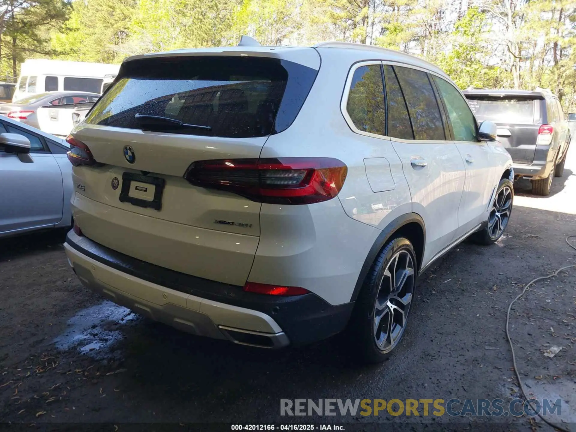 4 Photograph of a damaged car 5UXCR6C03N9L92409 BMW X5 2022