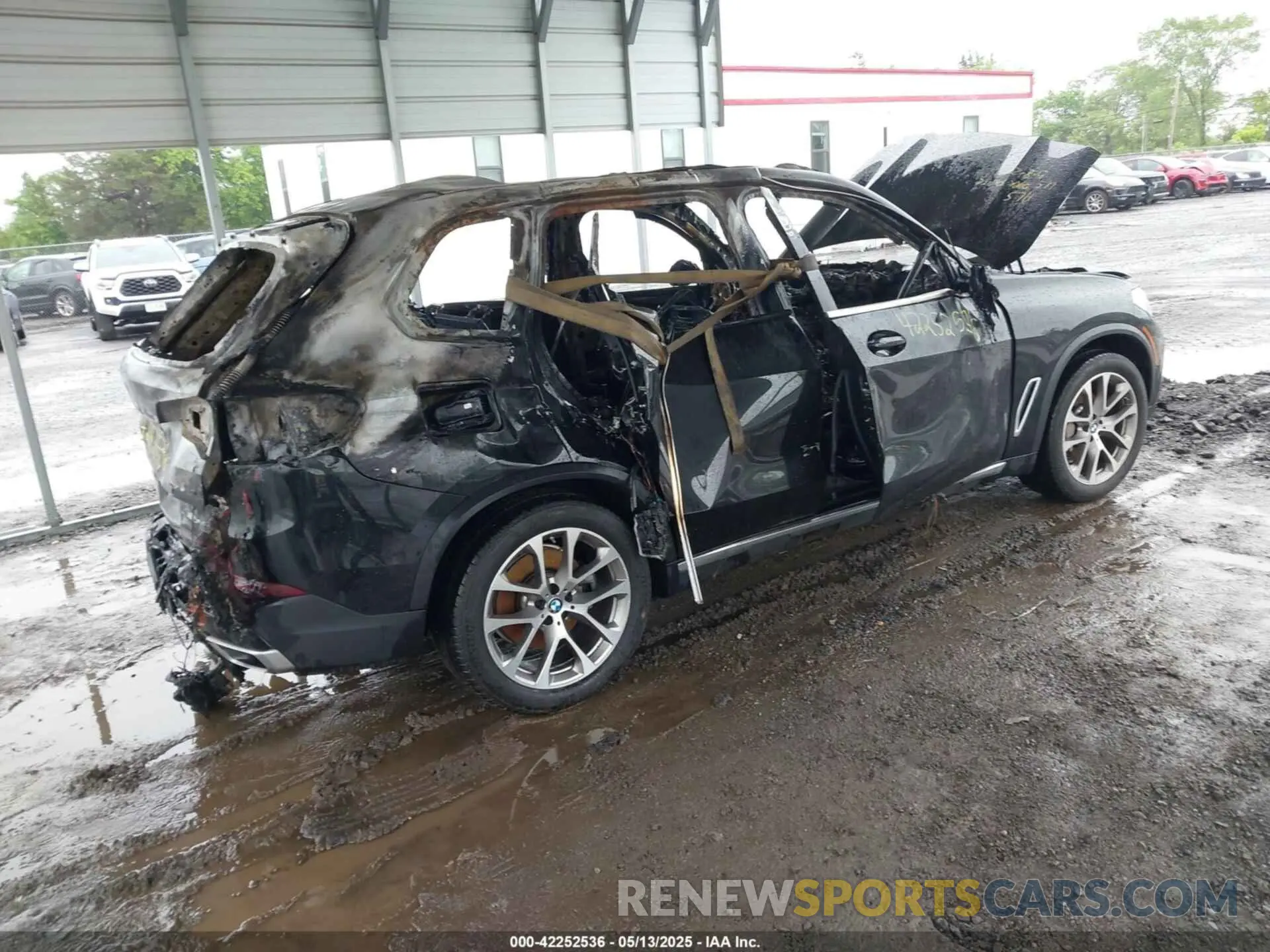 4 Photograph of a damaged car 5UXCR6C04N9K85076 BMW X5 2022