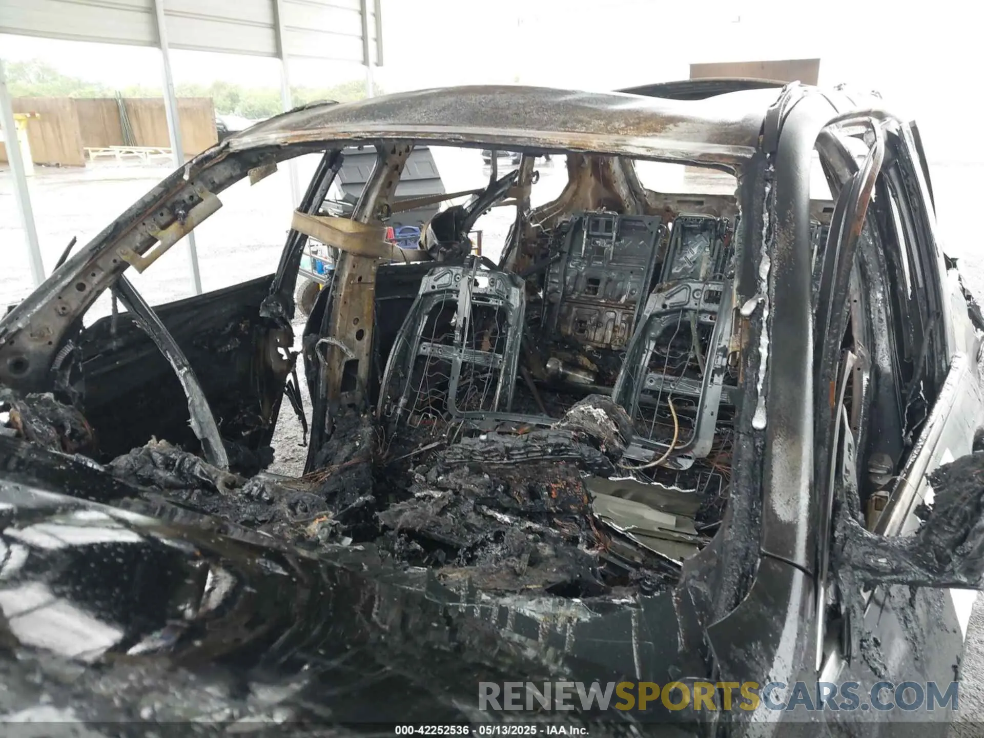 6 Photograph of a damaged car 5UXCR6C04N9K85076 BMW X5 2022