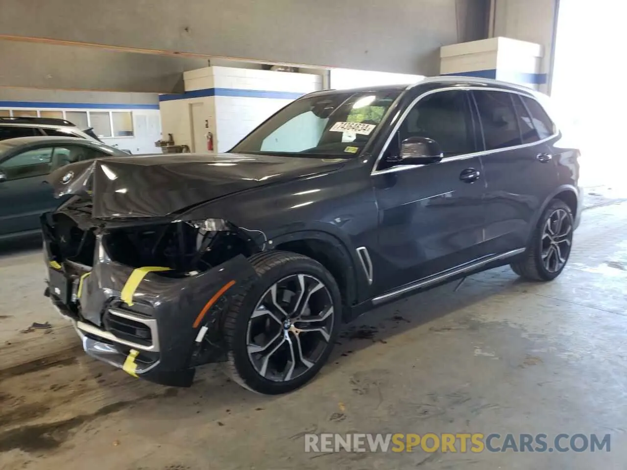 1 Photograph of a damaged car 5UXCR6C05N9N20200 BMW X5 2022