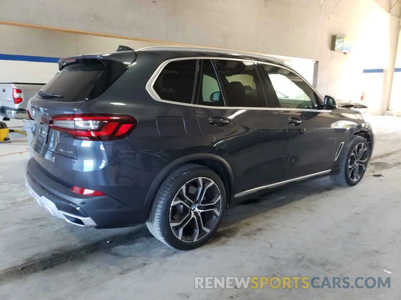 3 Photograph of a damaged car 5UXCR6C05N9N20200 BMW X5 2022