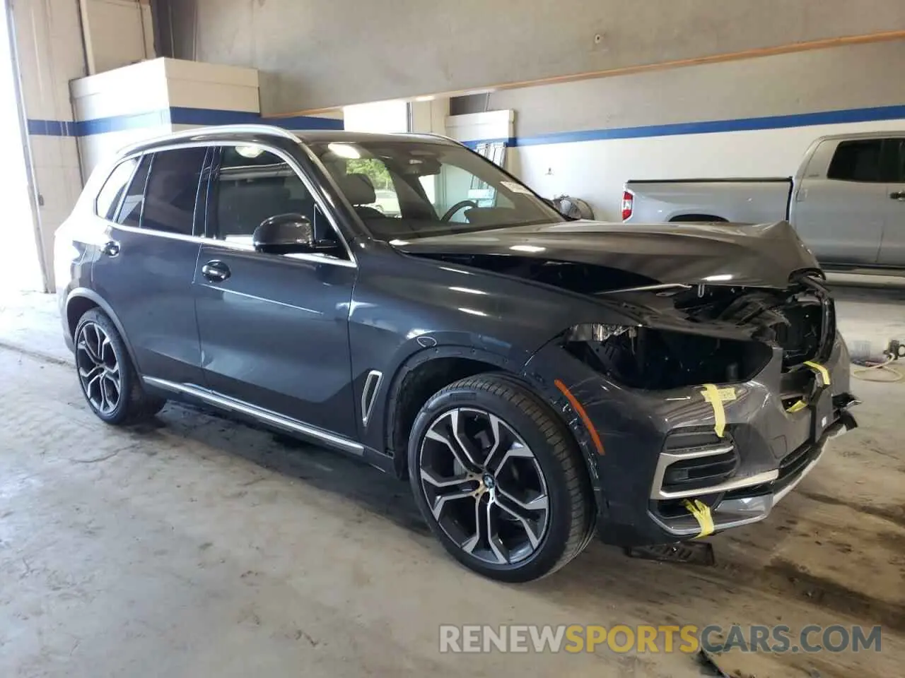 4 Photograph of a damaged car 5UXCR6C05N9N20200 BMW X5 2022