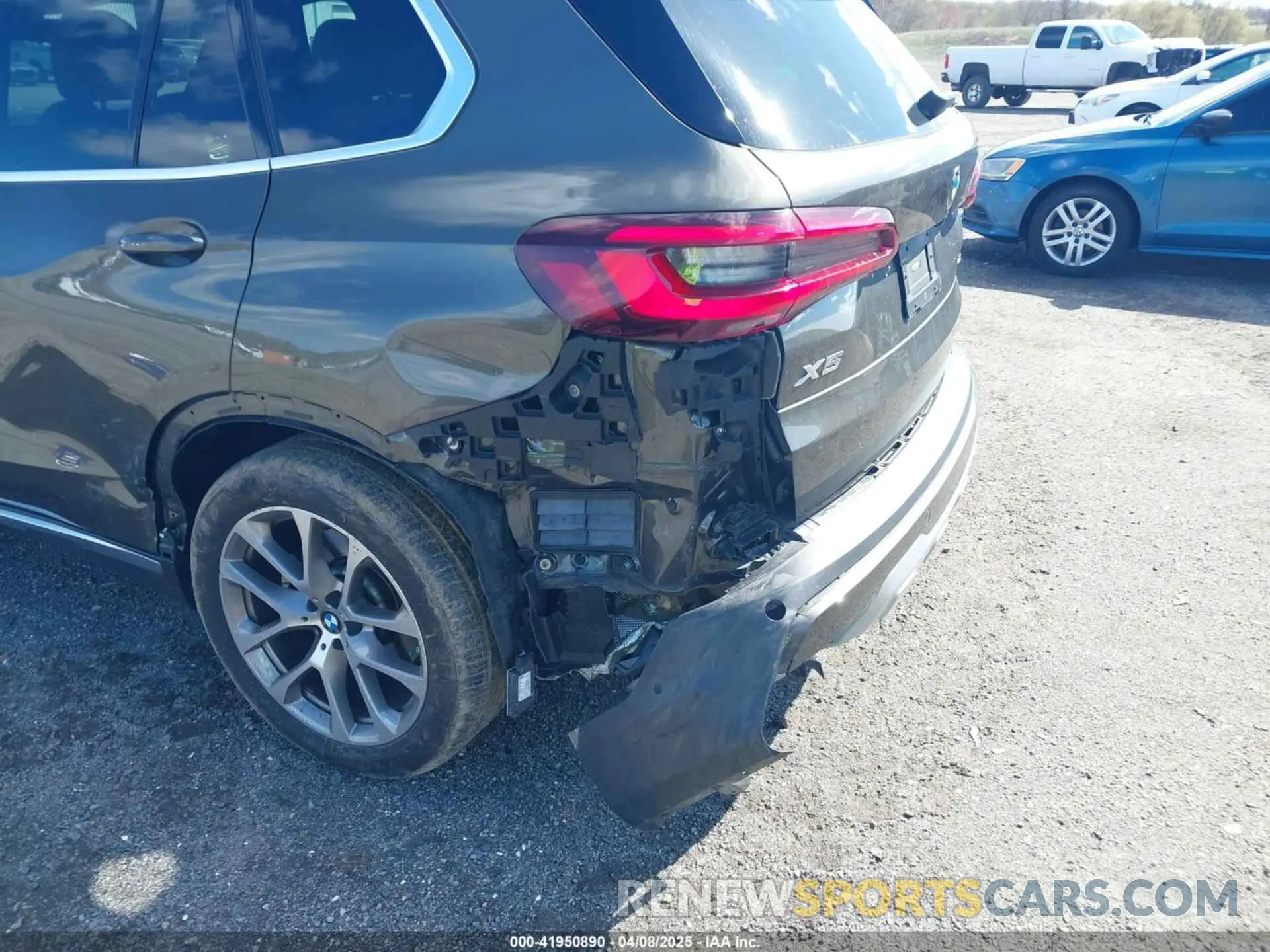 6 Photograph of a damaged car 5UXCR6C06N9L83350 BMW X5 2022