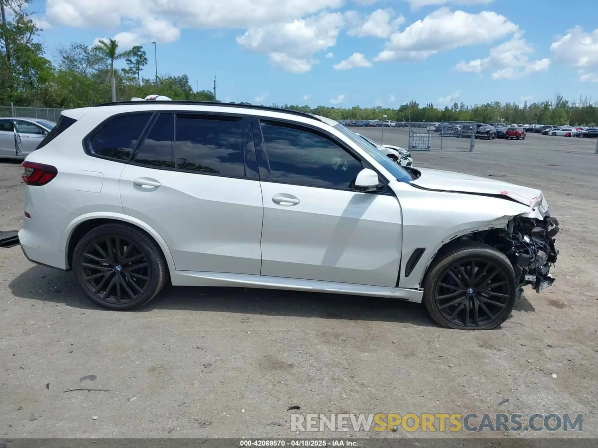 14 Photograph of a damaged car 5UXCR6C06N9M91113 BMW X5 2022