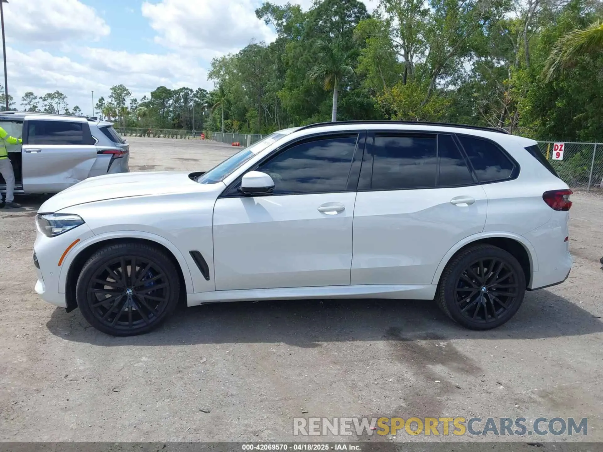 15 Photograph of a damaged car 5UXCR6C06N9M91113 BMW X5 2022
