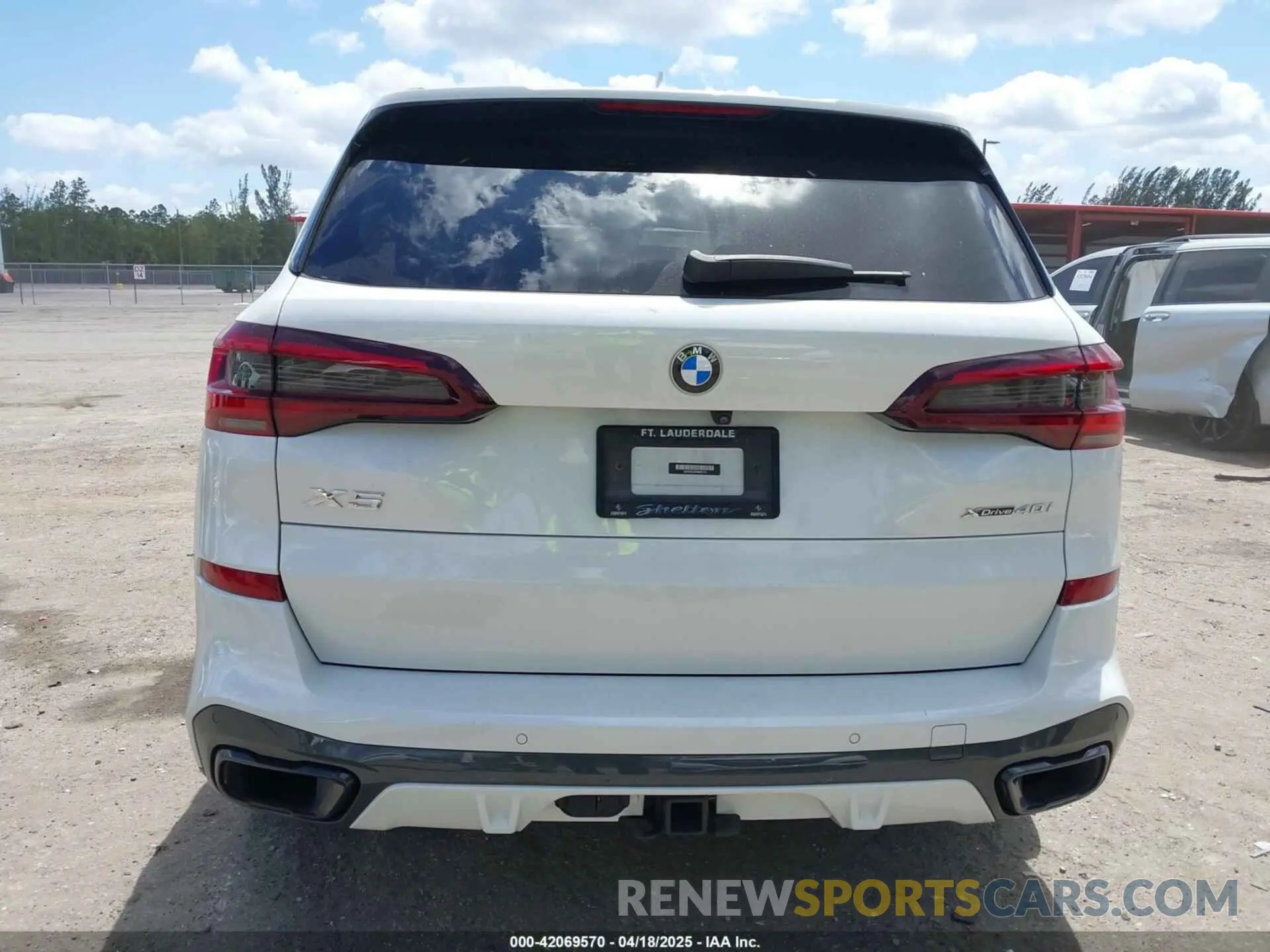 17 Photograph of a damaged car 5UXCR6C06N9M91113 BMW X5 2022