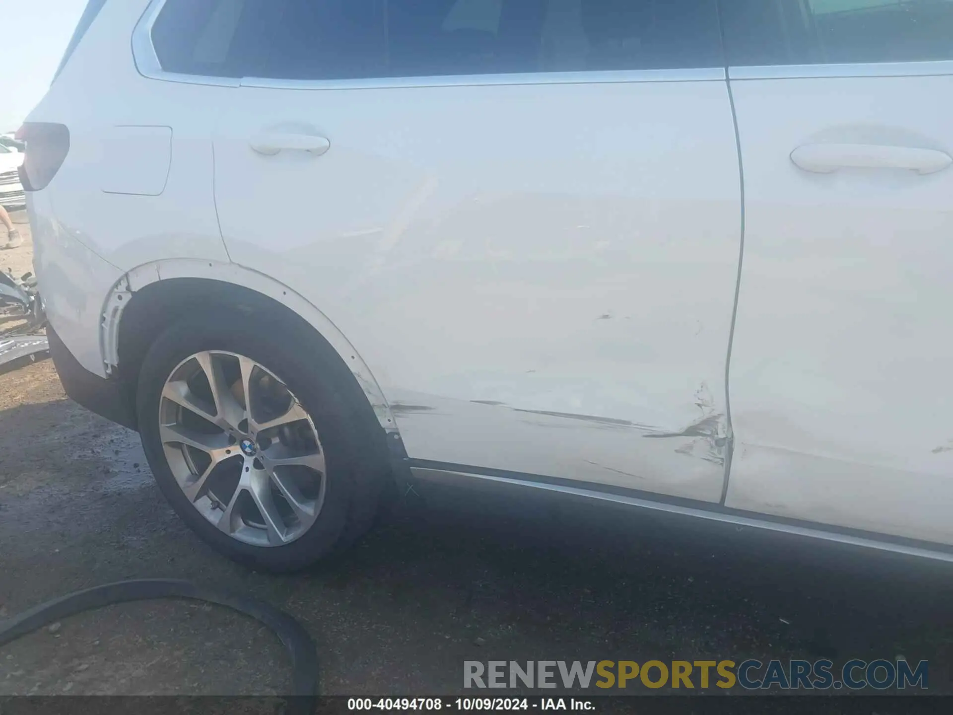 18 Photograph of a damaged car 5UXCR6C08N9J87023 BMW X5 2022