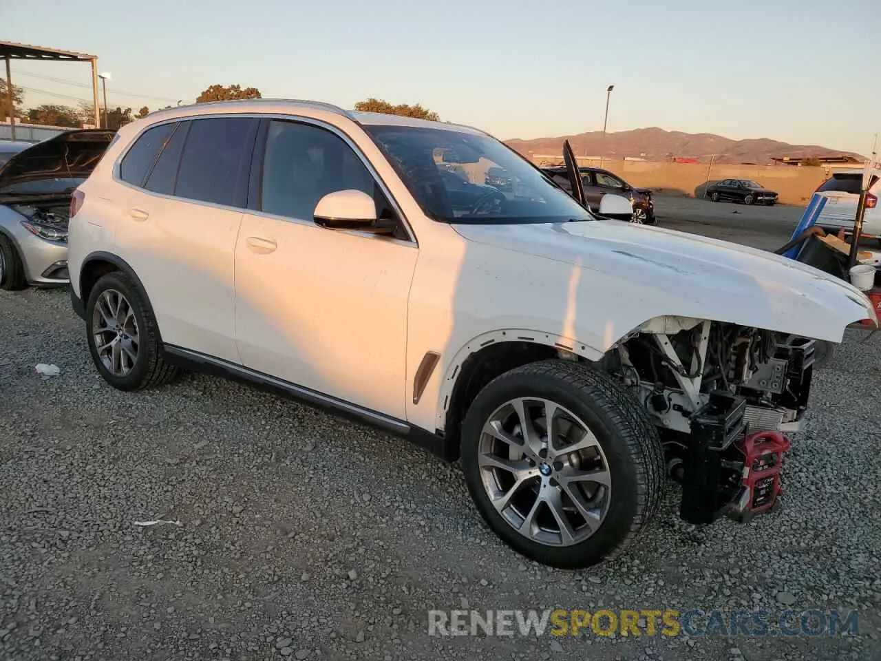 4 Photograph of a damaged car 5UXCR6C09N9J76340 BMW X5 2022