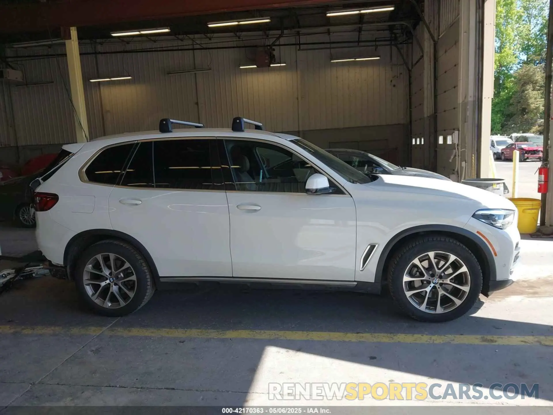 14 Photograph of a damaged car 5UXCR6C09N9M21945 BMW X5 2022