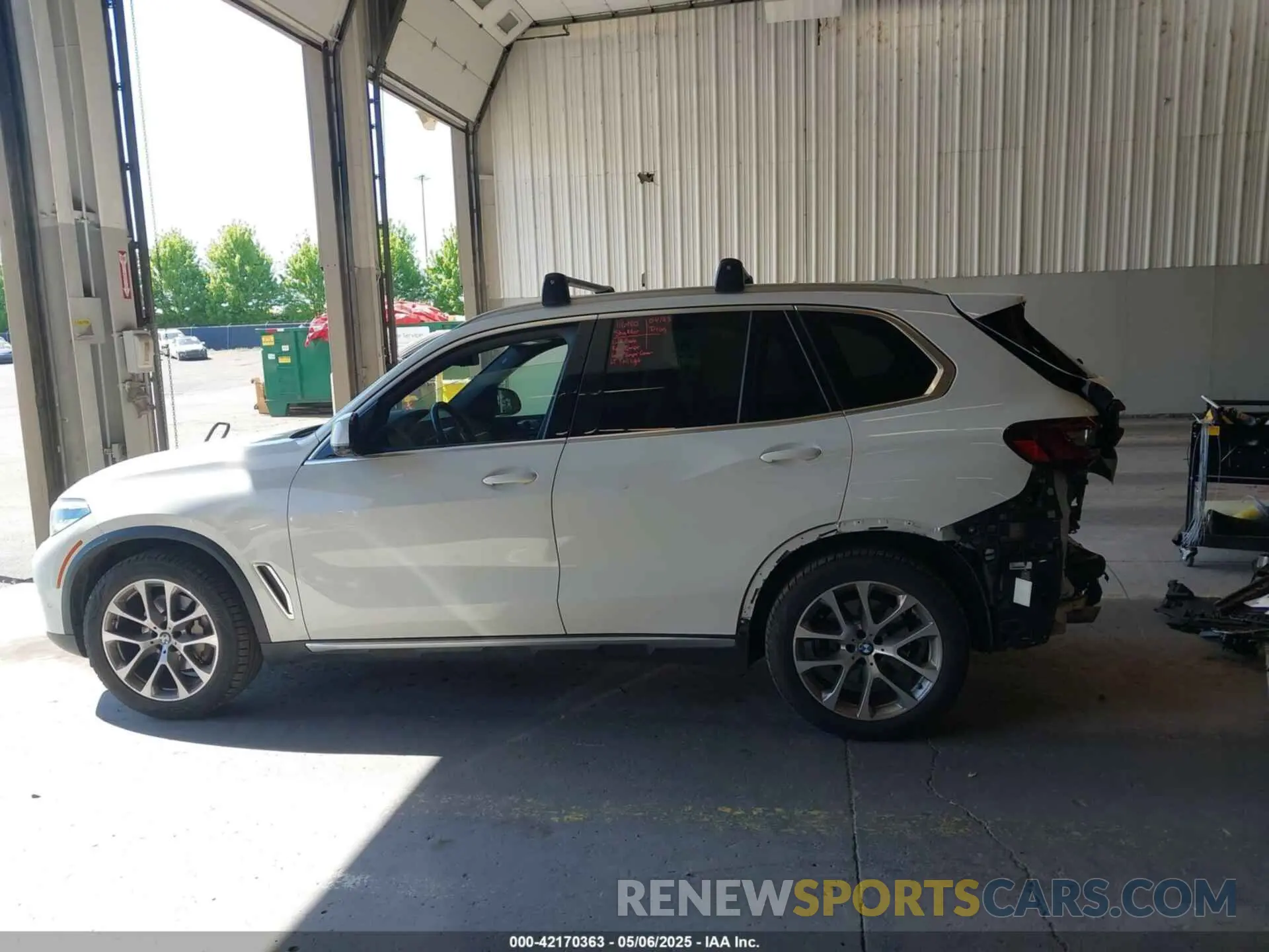 15 Photograph of a damaged car 5UXCR6C09N9M21945 BMW X5 2022